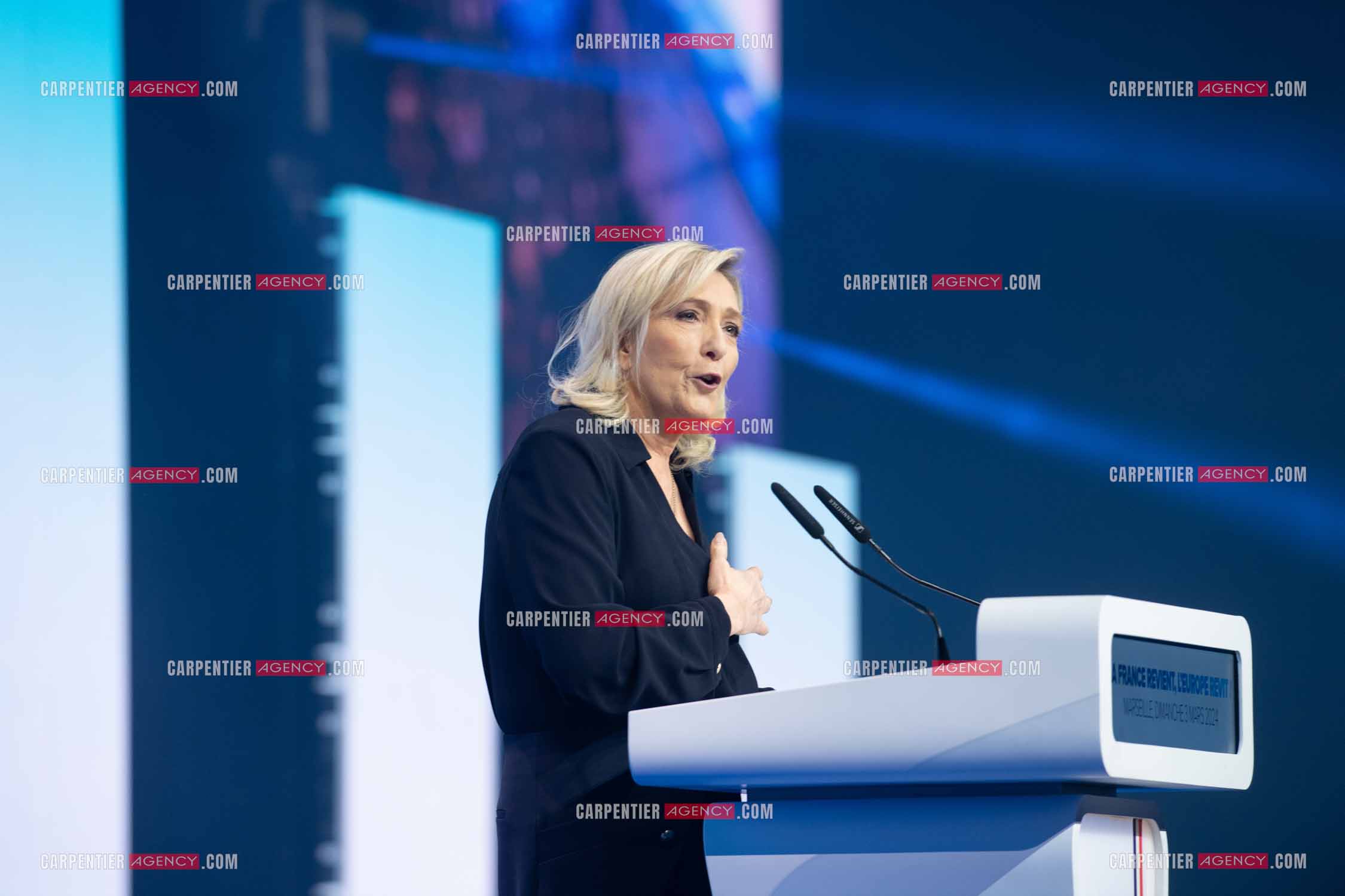 Le président du Rassemblement National Jordan Bardella et Marine Le Pen devant plus de 6000 personnes au parc Chanot à Marseille pour le début de la campagne des élections européennes 2024.