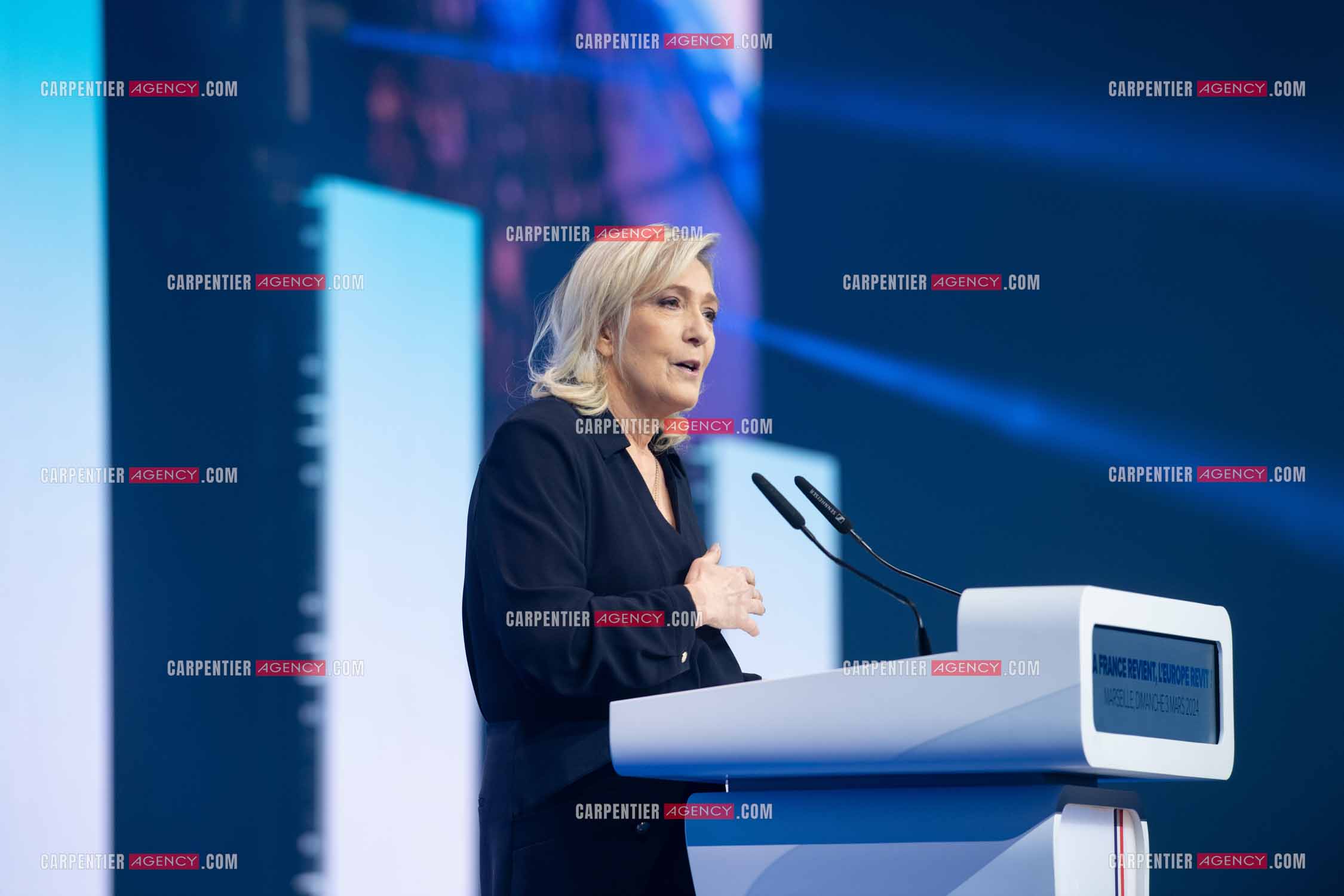 Le président du Rassemblement National Jordan Bardella et Marine Le Pen devant plus de 6000 personnes au parc Chanot à Marseille pour le début de la campagne des élections européennes 2024.