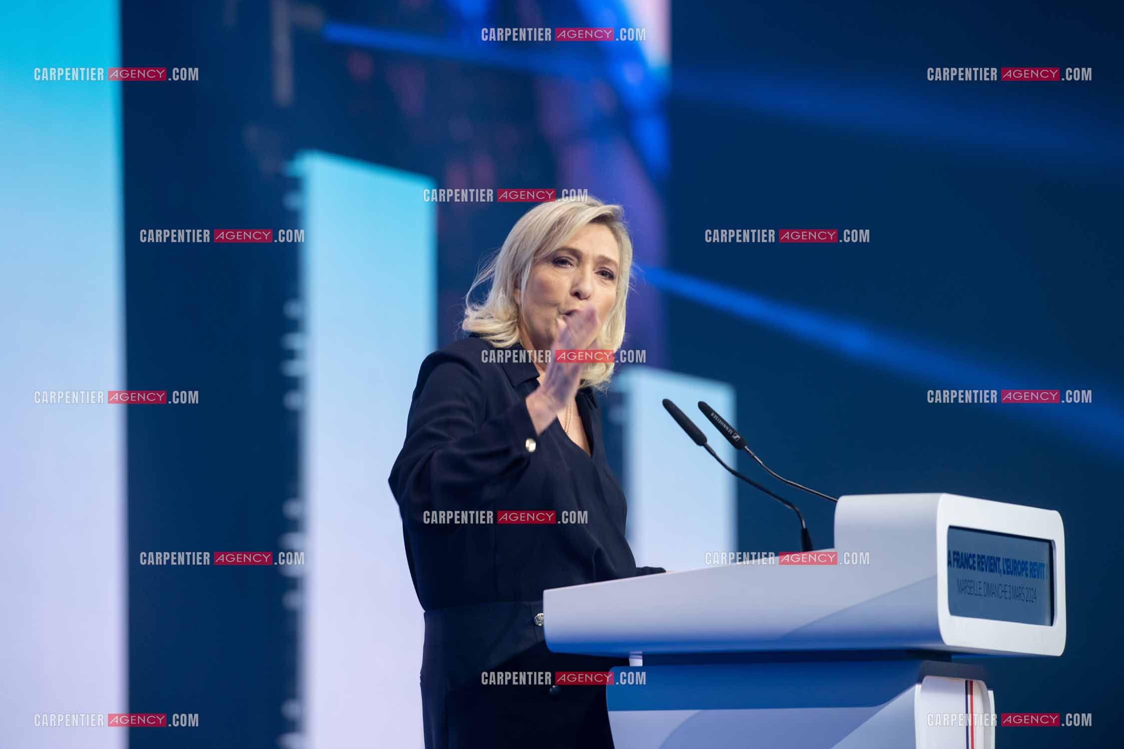 Le président du Rassemblement National Jordan Bardella et Marine Le Pen devant plus de 6000 personnes au parc Chanot à Marseille pour le début de la campagne des élections européennes 2024.