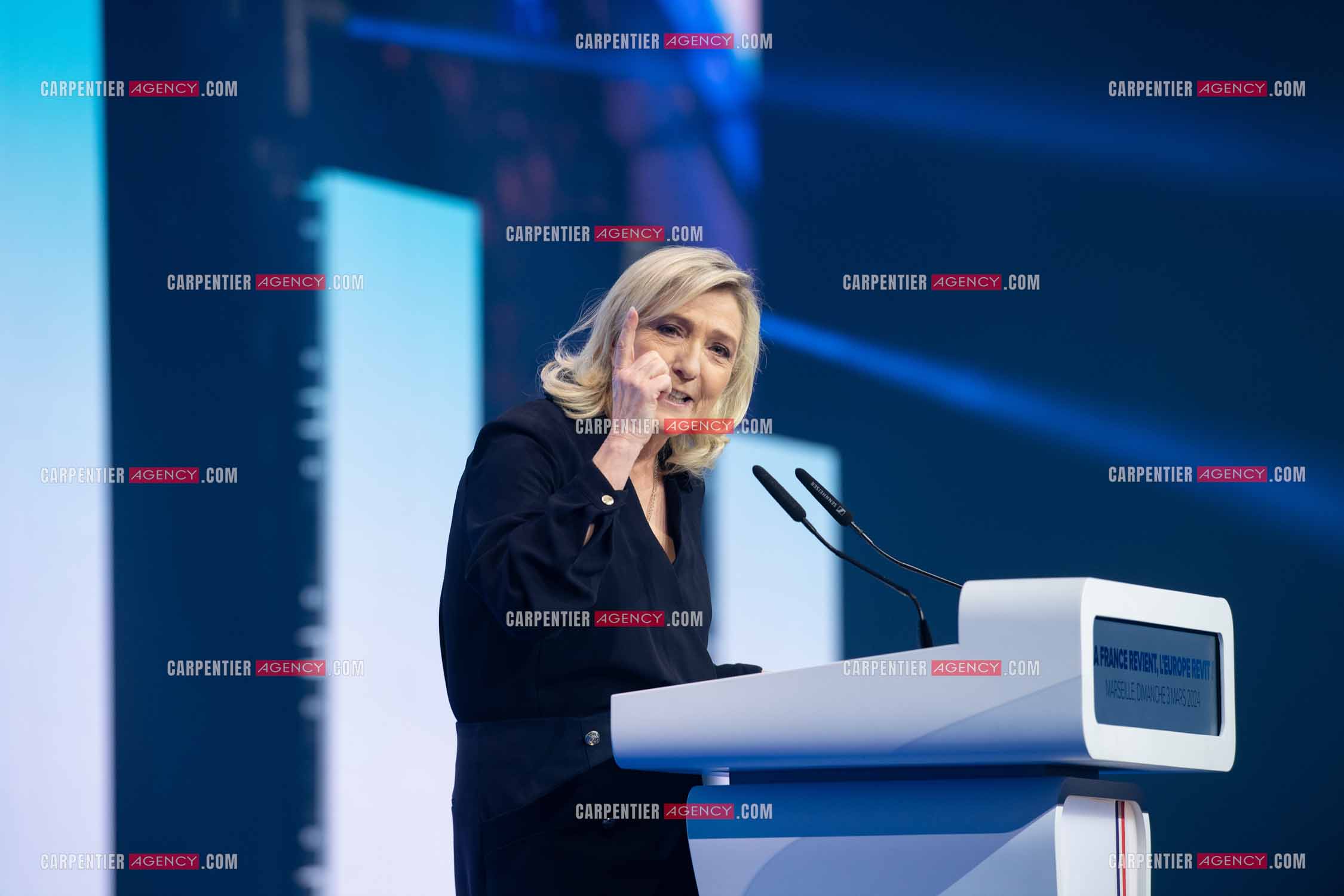 Le président du Rassemblement National Jordan Bardella et Marine Le Pen devant plus de 6000 personnes au parc Chanot à Marseille pour le début de la campagne des élections européennes 2024.