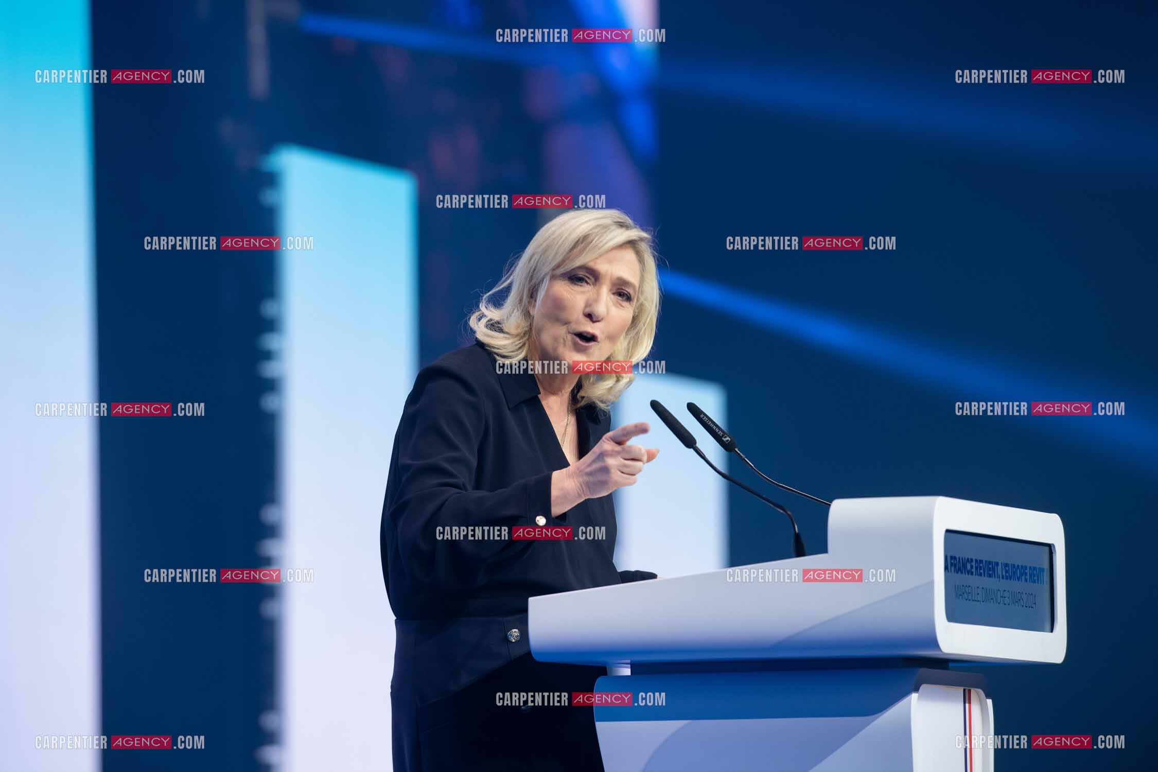 Le président du Rassemblement National Jordan Bardella et Marine Le Pen devant plus de 6000 personnes au parc Chanot à Marseille pour le début de la campagne des élections européennes 2024.