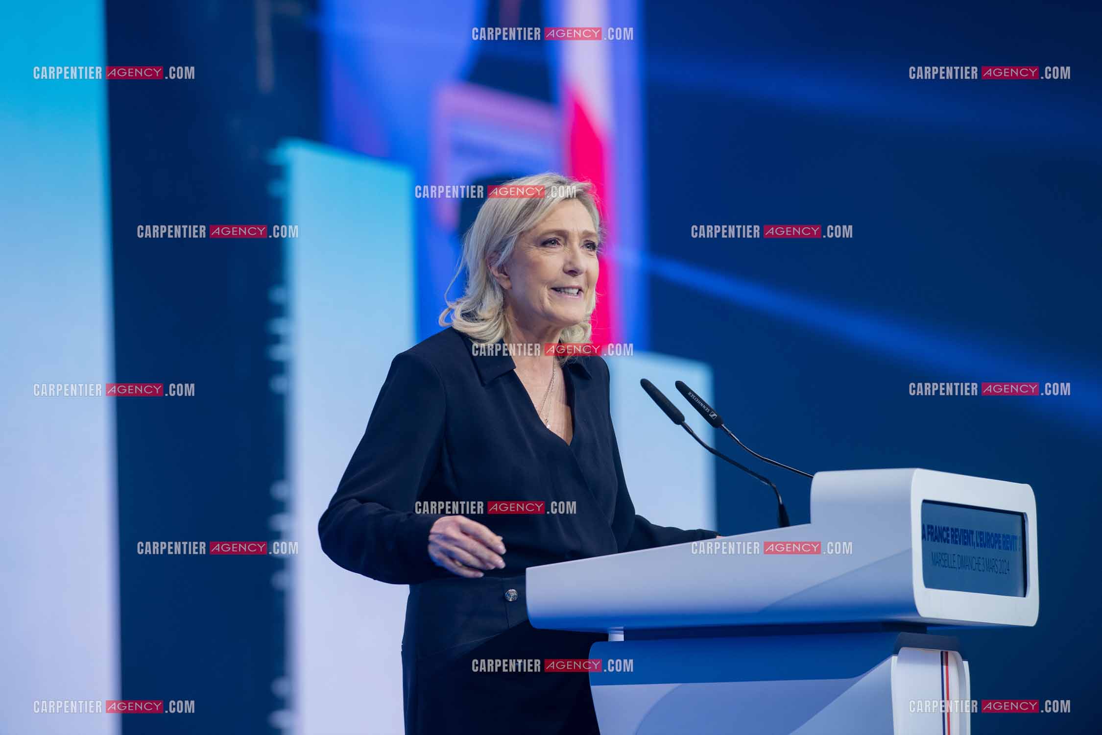 Le président du Rassemblement National Jordan Bardella et Marine Le Pen devant plus de 6000 personnes au parc Chanot à Marseille pour le début de la campagne des élections européennes 2024.