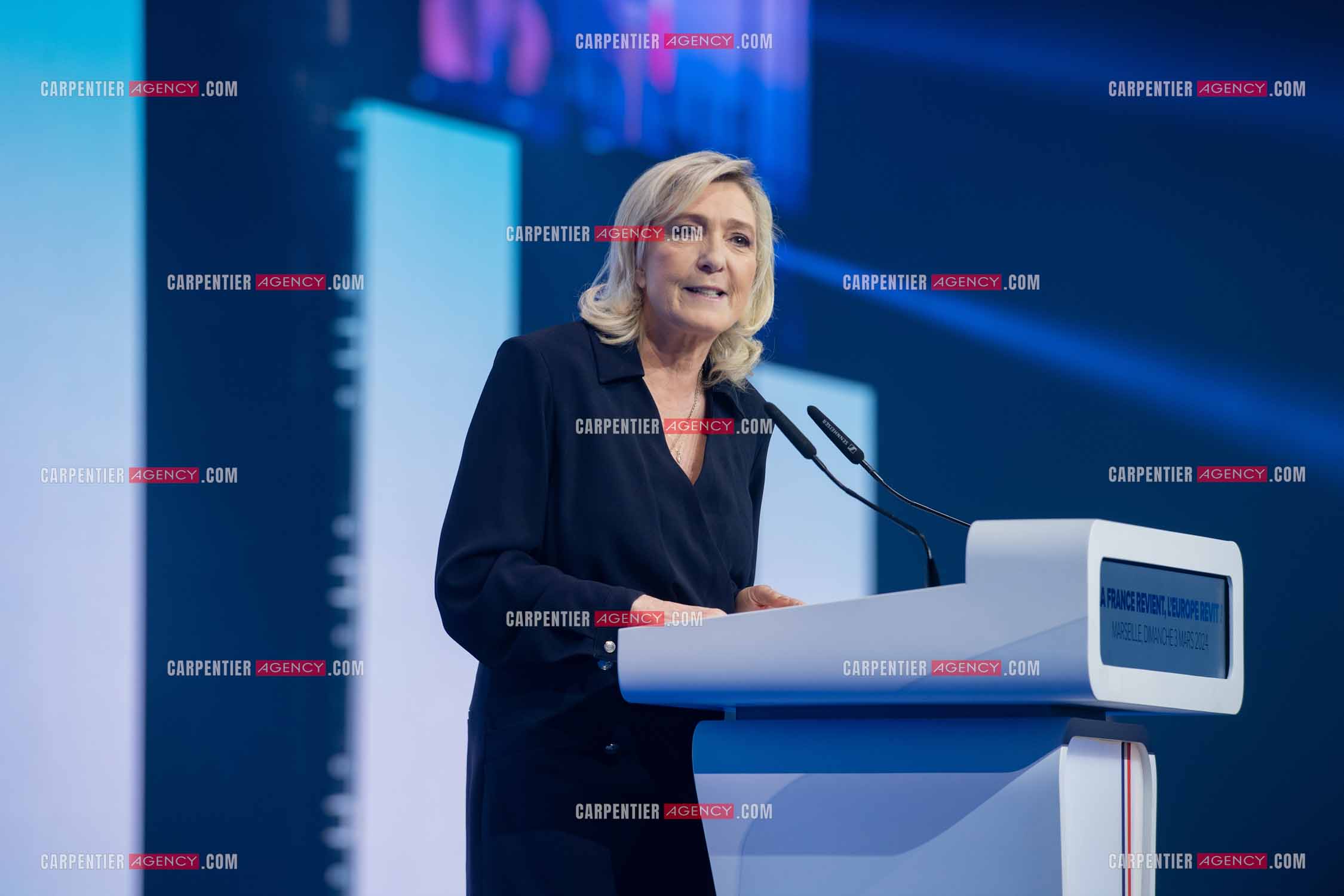 Le président du Rassemblement National Jordan Bardella et Marine Le Pen devant plus de 6000 personnes au parc Chanot à Marseille pour le début de la campagne des élections européennes 2024.