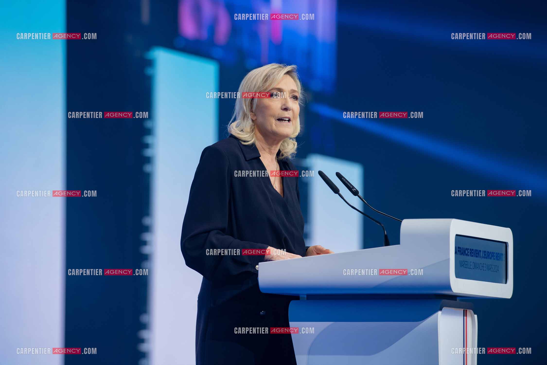 Le président du Rassemblement National Jordan Bardella et Marine Le Pen devant plus de 6000 personnes au parc Chanot à Marseille pour le début de la campagne des élections européennes 2024.