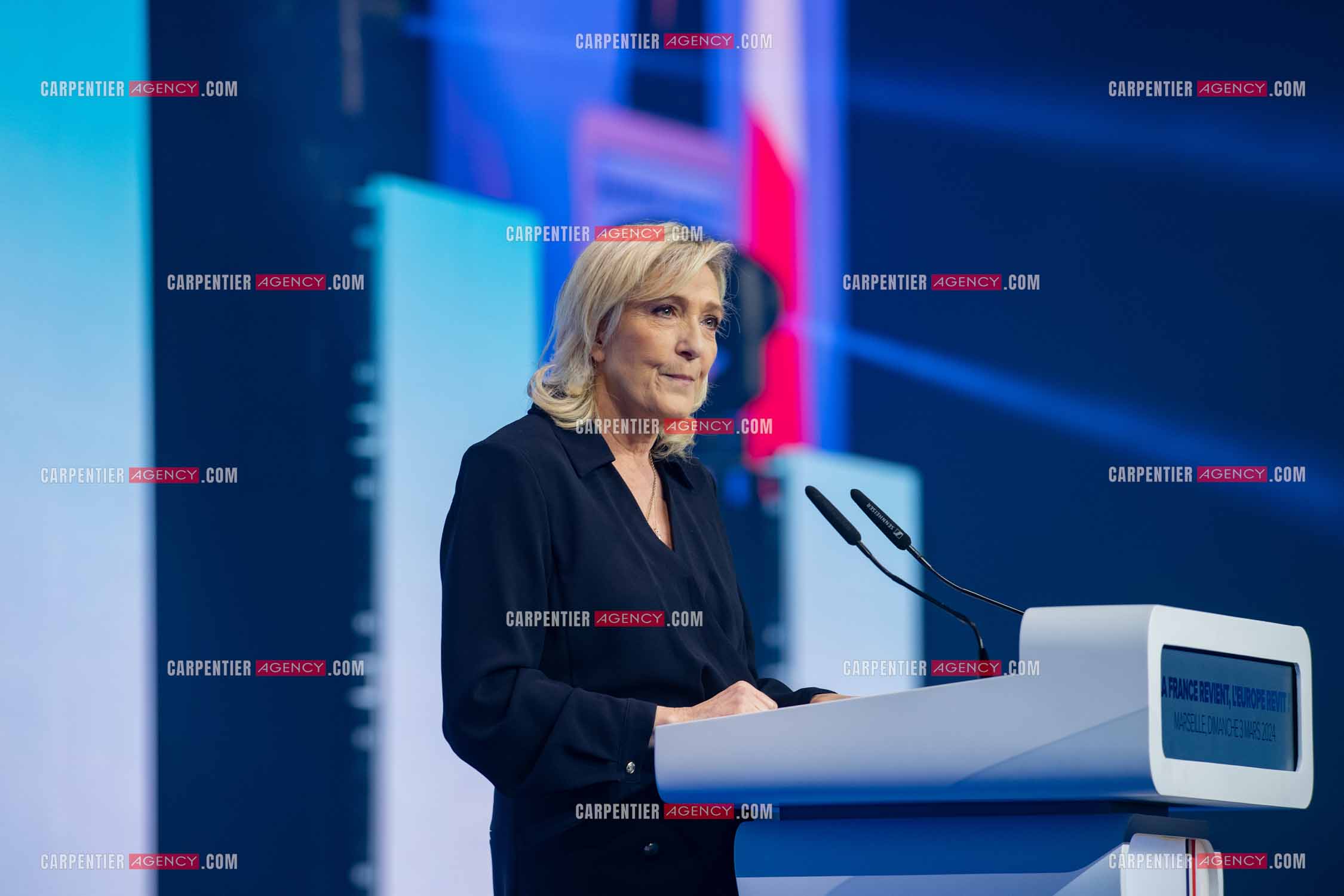 Le président du Rassemblement National Jordan Bardella et Marine Le Pen devant plus de 6000 personnes au parc Chanot à Marseille pour le début de la campagne des élections européennes 2024.