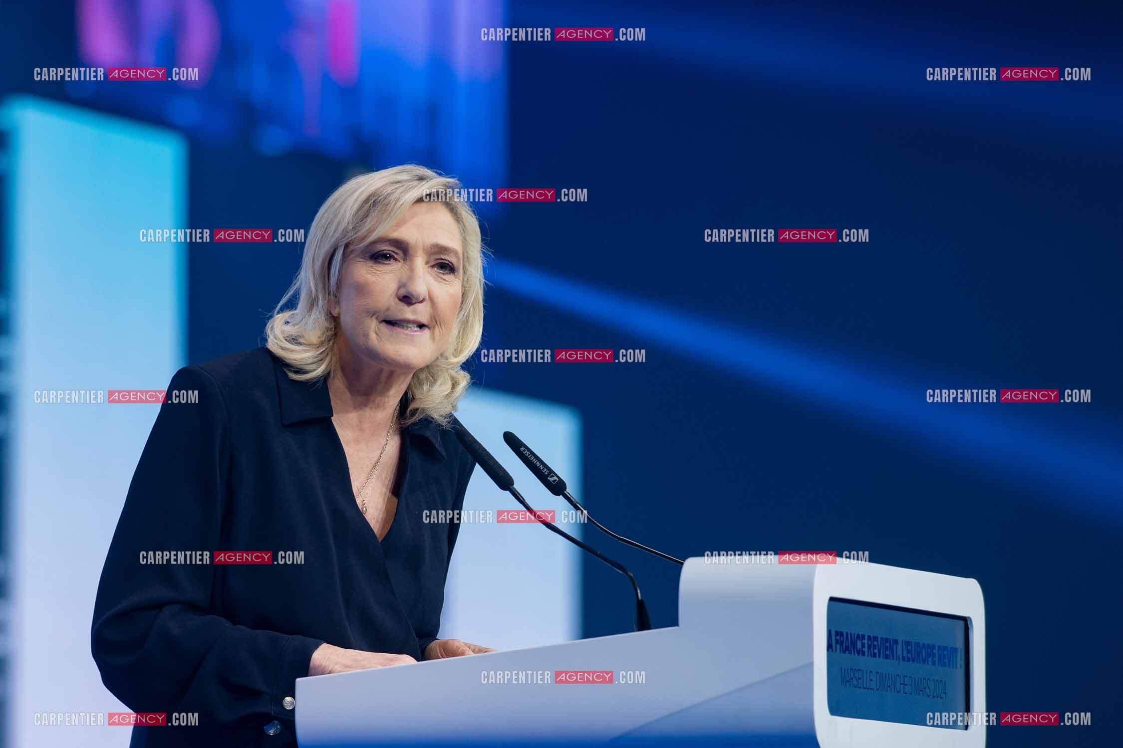 Le président du Rassemblement National Jordan Bardella et Marine Le Pen devant plus de 6000 personnes au parc Chanot à Marseille pour le début de la campagne des élections européennes 2024.