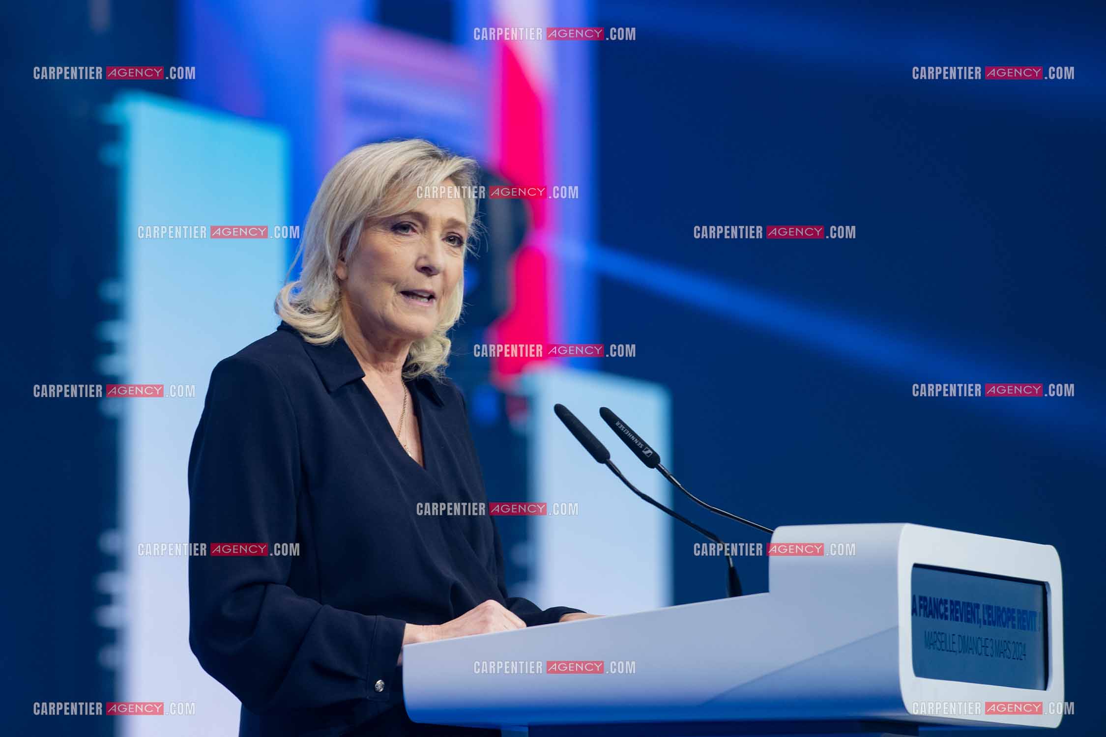 Le président du Rassemblement National Jordan Bardella et Marine Le Pen devant plus de 6000 personnes au parc Chanot à Marseille pour le début de la campagne des élections européennes 2024.