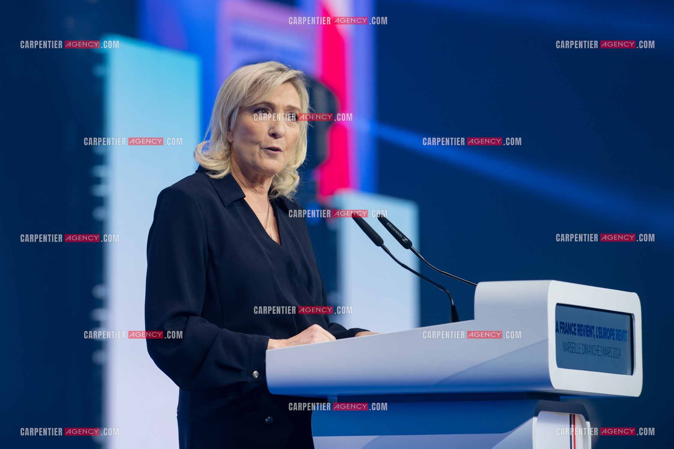 Le président du Rassemblement National Jordan Bardella et Marine Le Pen devant plus de 6000 personnes au parc Chanot à Marseille pour le début de la campagne des élections européennes 2024.