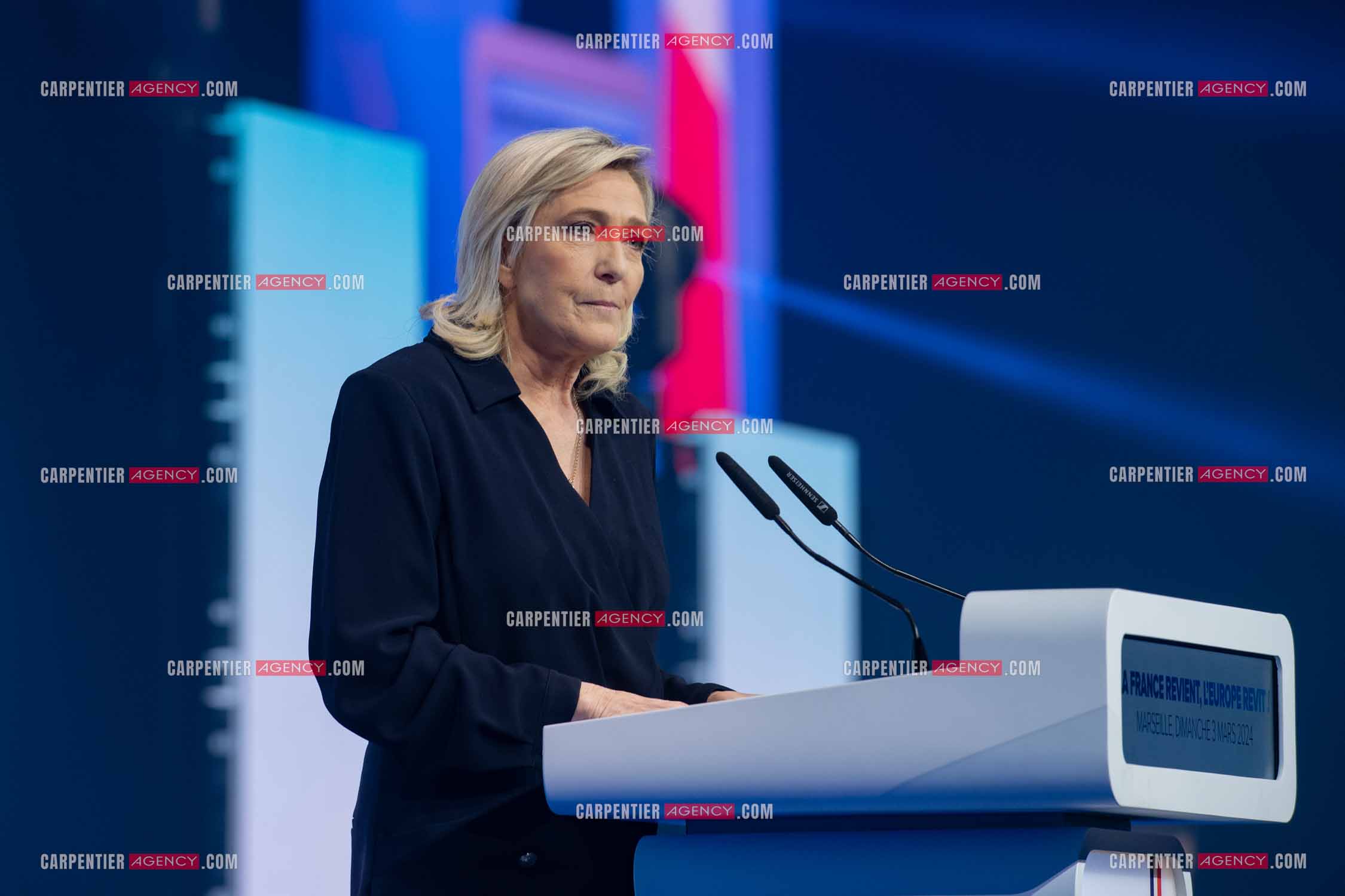 Le président du Rassemblement National Jordan Bardella et Marine Le Pen devant plus de 6000 personnes au parc Chanot à Marseille pour le début de la campagne des élections européennes 2024.