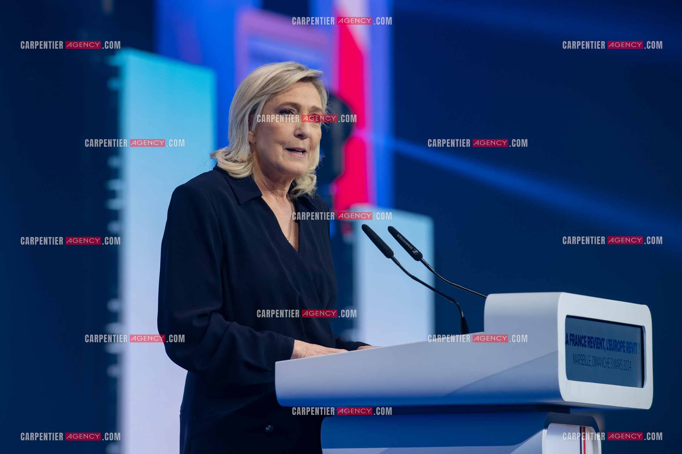 Le président du Rassemblement National Jordan Bardella et Marine Le Pen devant plus de 6000 personnes au parc Chanot à Marseille pour le début de la campagne des élections européennes 2024.