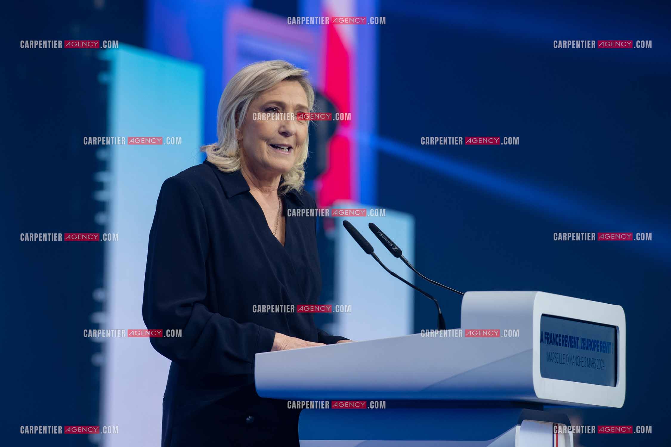 Le président du Rassemblement National Jordan Bardella et Marine Le Pen devant plus de 6000 personnes au parc Chanot à Marseille pour le début de la campagne des élections européennes 2024.