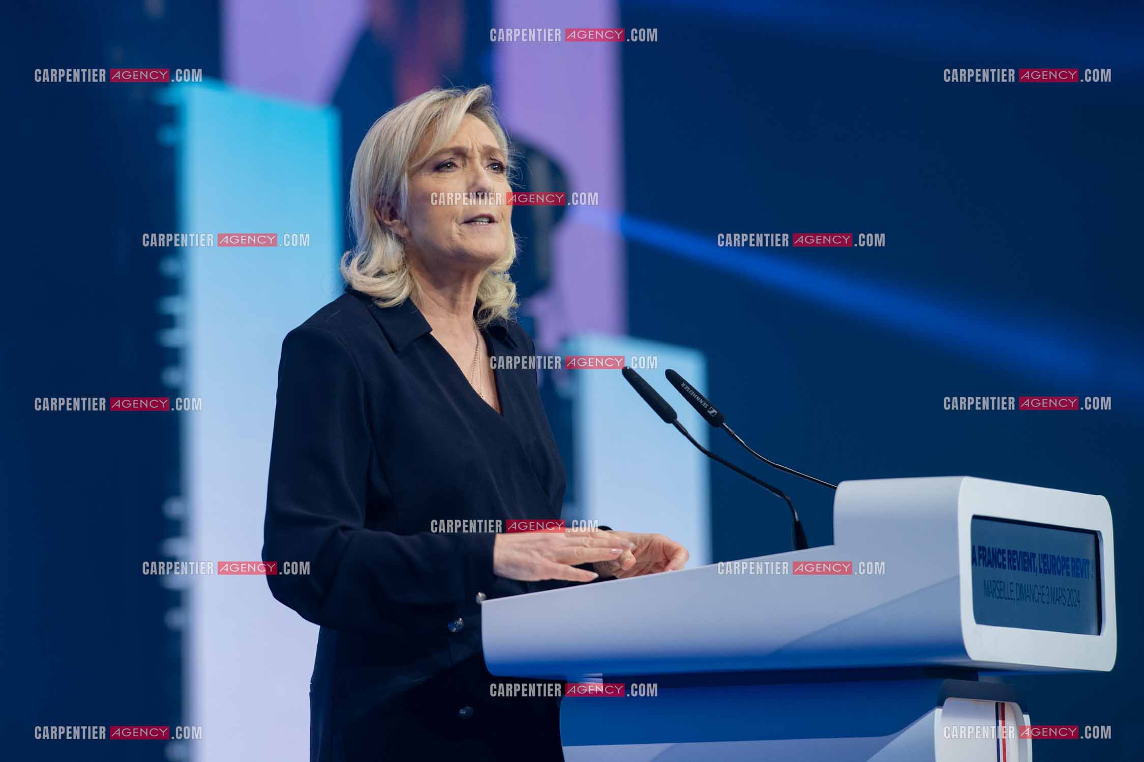 Le président du Rassemblement National Jordan Bardella et Marine Le Pen devant plus de 6000 personnes au parc Chanot à Marseille pour le début de la campagne des élections européennes 2024.