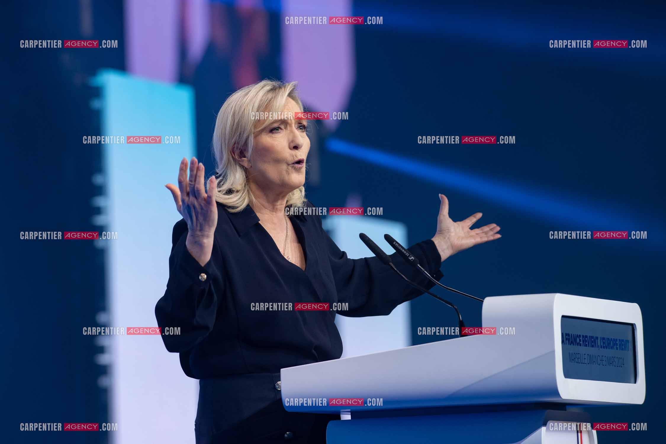 Le président du Rassemblement National Jordan Bardella et Marine Le Pen devant plus de 6000 personnes au parc Chanot à Marseille pour le début de la campagne des élections européennes 2024.