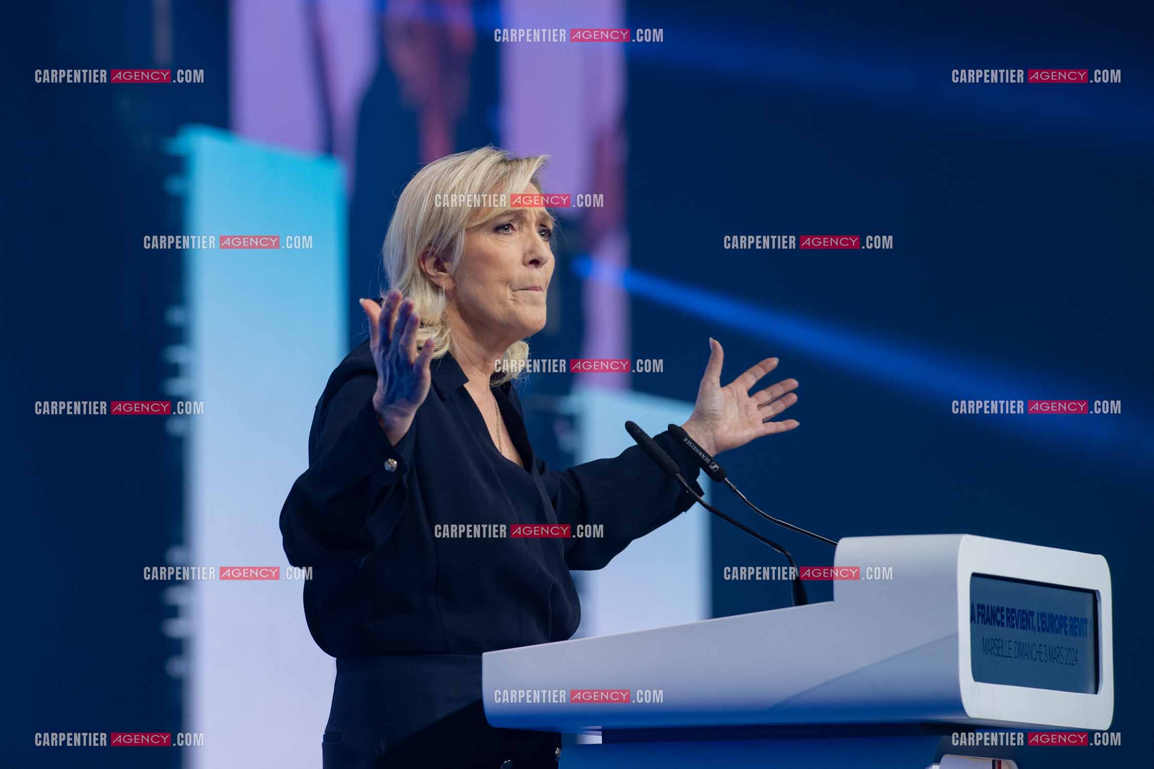Le président du Rassemblement National Jordan Bardella et Marine Le Pen devant plus de 6000 personnes au parc Chanot à Marseille pour le début de la campagne des élections européennes 2024.