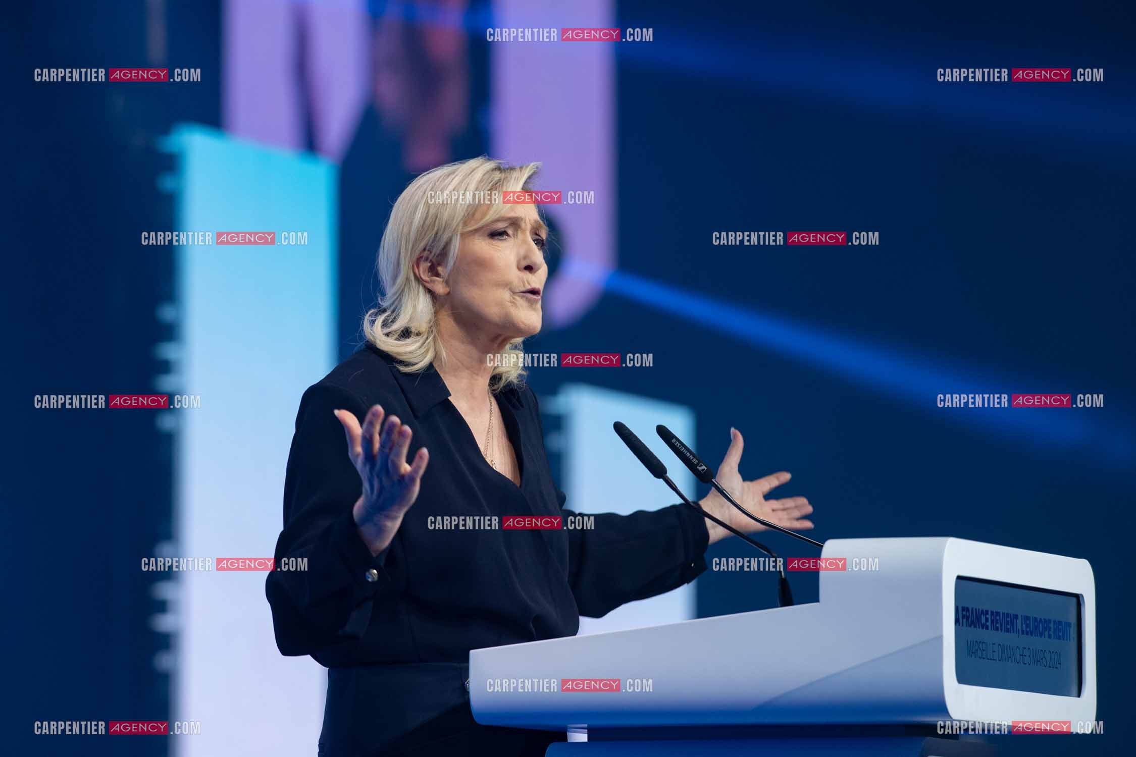 Le président du Rassemblement National Jordan Bardella et Marine Le Pen devant plus de 6000 personnes au parc Chanot à Marseille pour le début de la campagne des élections européennes 2024.
