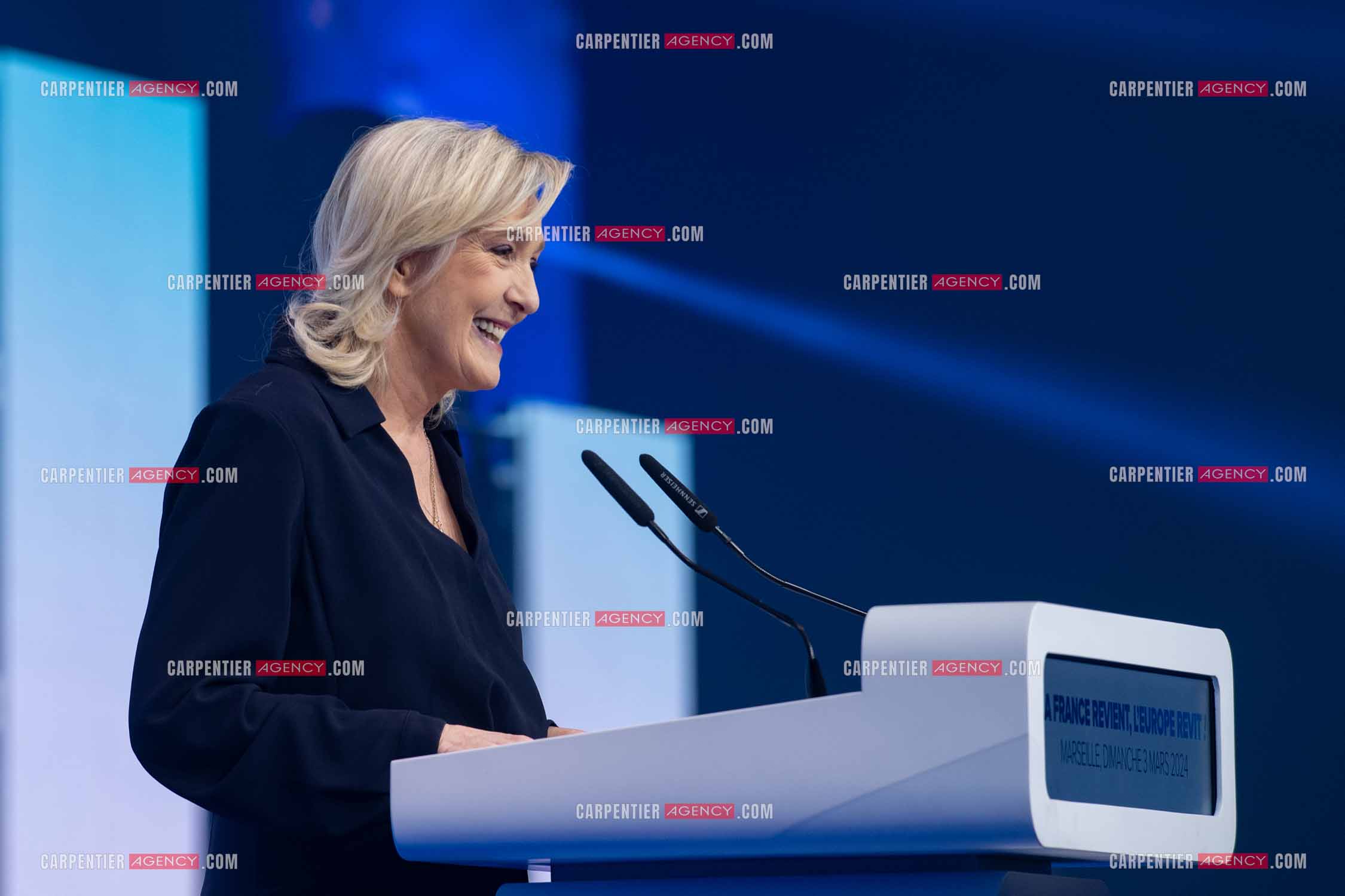 Le président du Rassemblement National Jordan Bardella et Marine Le Pen devant plus de 6000 personnes au parc Chanot à Marseille pour le début de la campagne des élections européennes 2024.