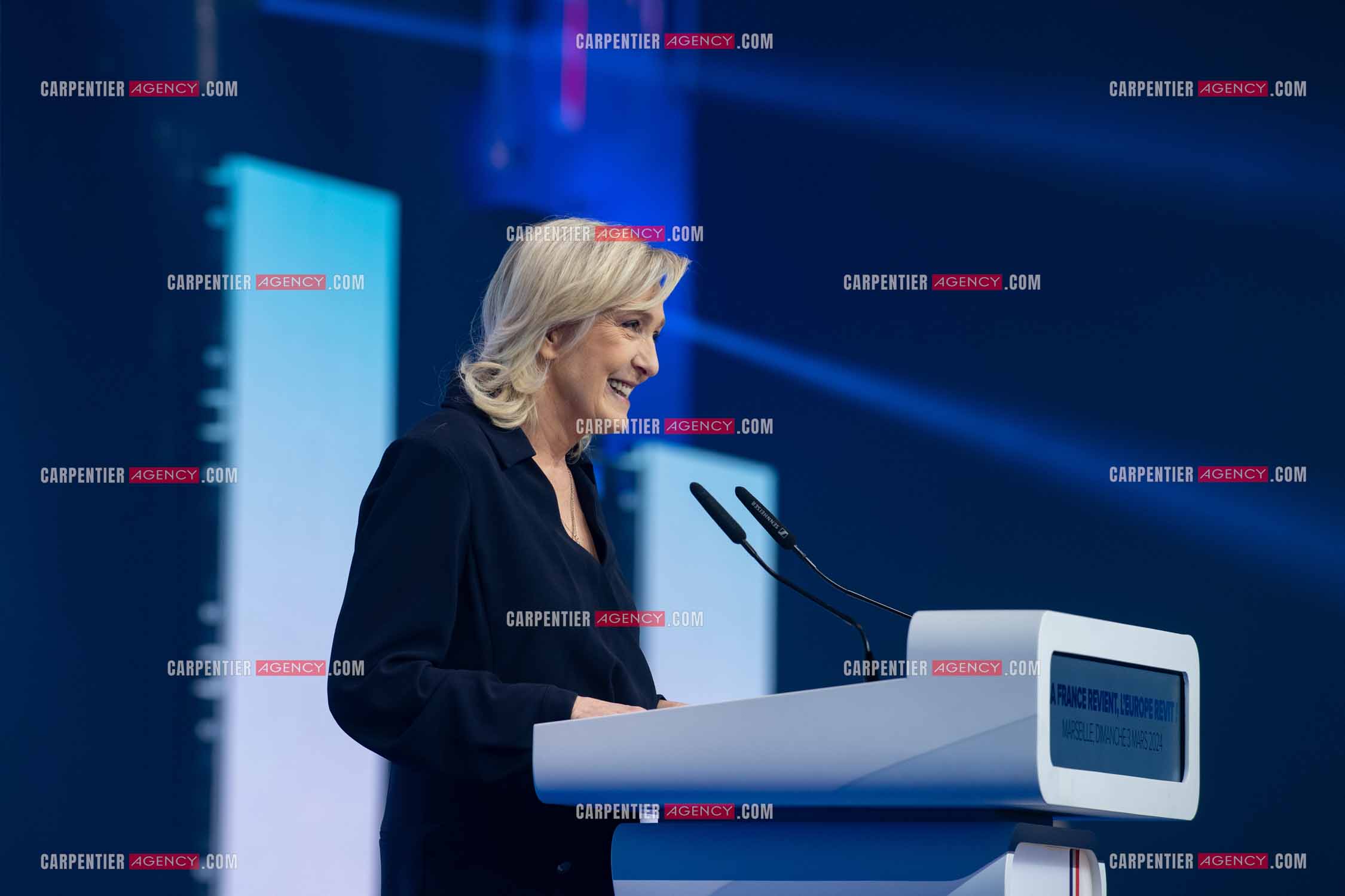 Le président du Rassemblement National Jordan Bardella et Marine Le Pen devant plus de 6000 personnes au parc Chanot à Marseille pour le début de la campagne des élections européennes 2024.