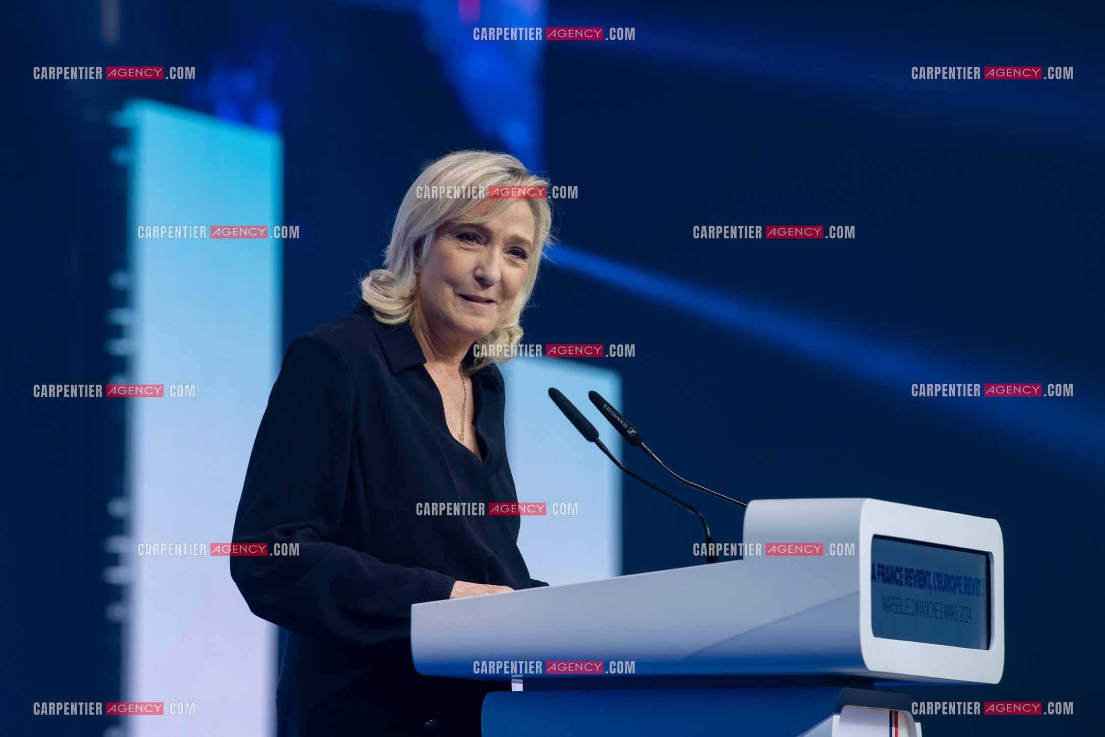 Le président du Rassemblement National Jordan Bardella et Marine Le Pen devant plus de 6000 personnes au parc Chanot à Marseille pour le début de la campagne des élections européennes 2024.
