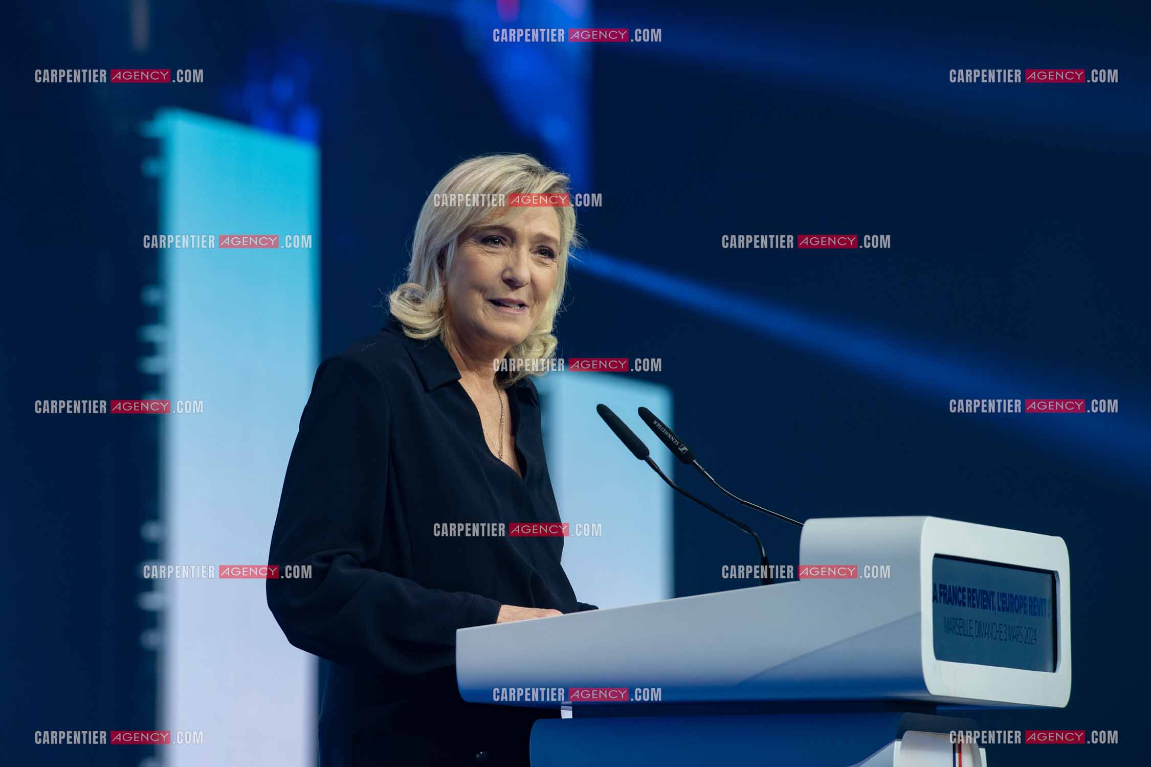 Le président du Rassemblement National Jordan Bardella et Marine Le Pen devant plus de 6000 personnes au parc Chanot à Marseille pour le début de la campagne des élections européennes 2024.
