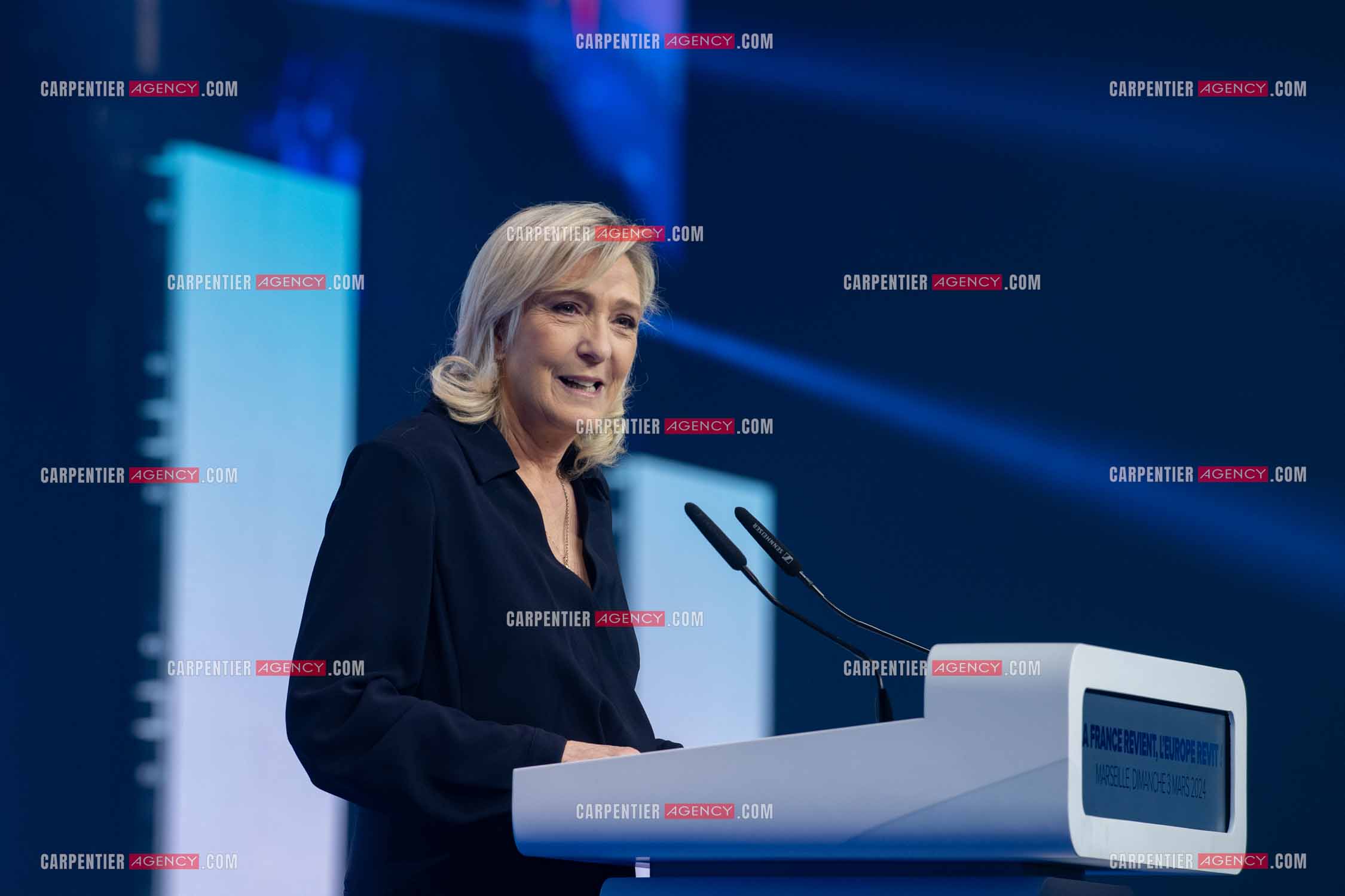 Le président du Rassemblement National Jordan Bardella et Marine Le Pen devant plus de 6000 personnes au parc Chanot à Marseille pour le début de la campagne des élections européennes 2024.
