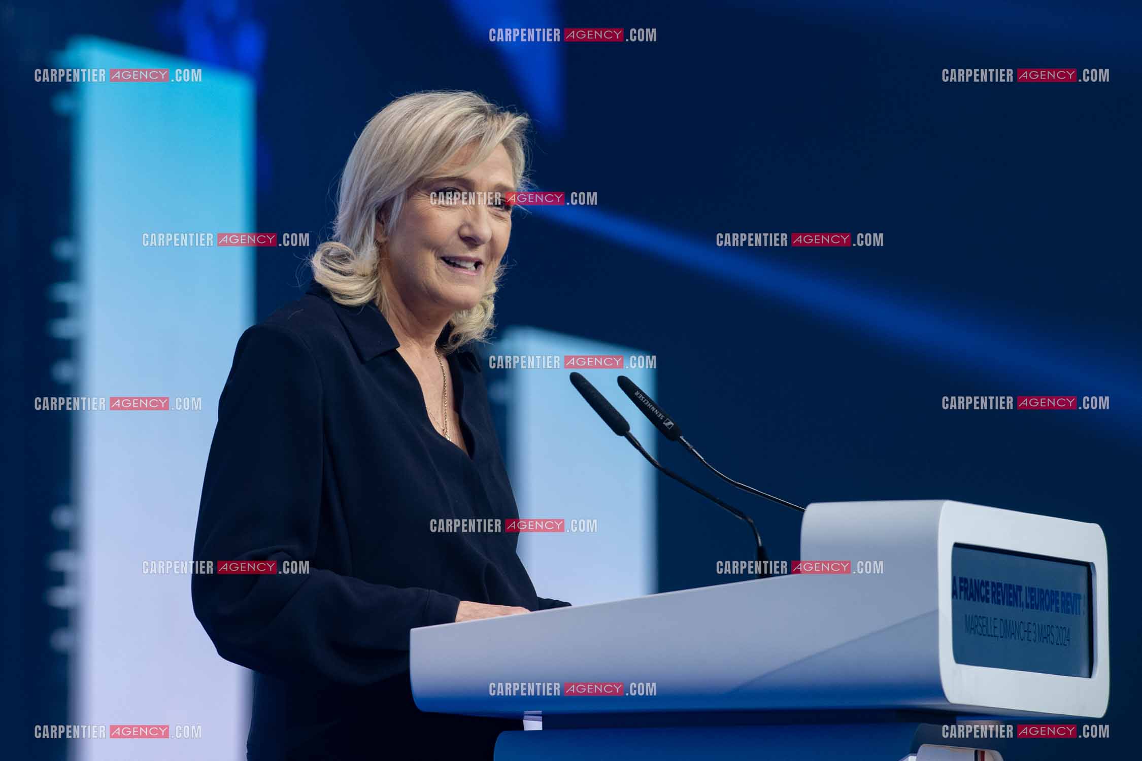 Le président du Rassemblement National Jordan Bardella et Marine Le Pen devant plus de 6000 personnes au parc Chanot à Marseille pour le début de la campagne des élections européennes 2024.