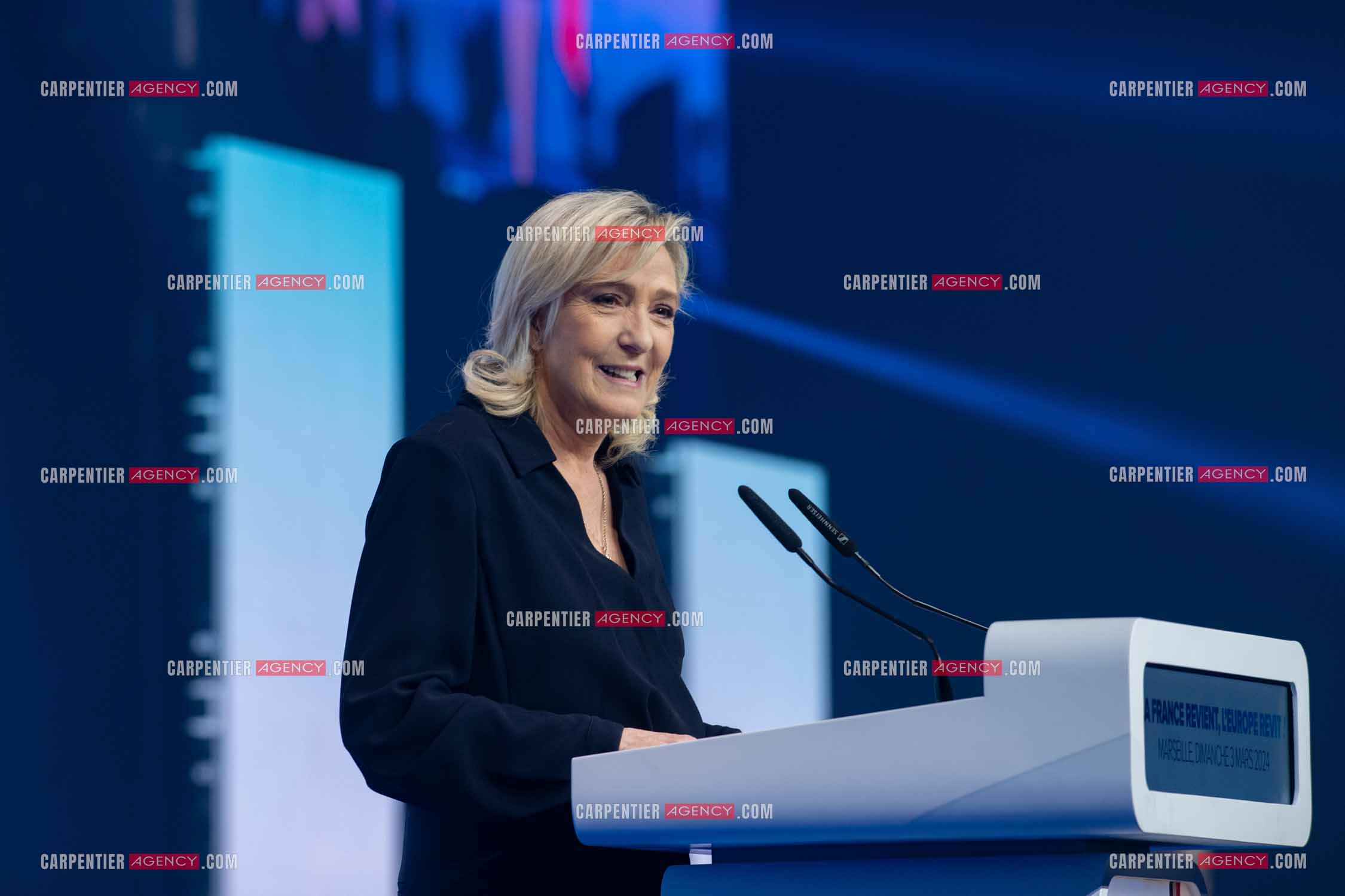 Le président du Rassemblement National Jordan Bardella et Marine Le Pen devant plus de 6000 personnes au parc Chanot à Marseille pour le début de la campagne des élections européennes 2024.