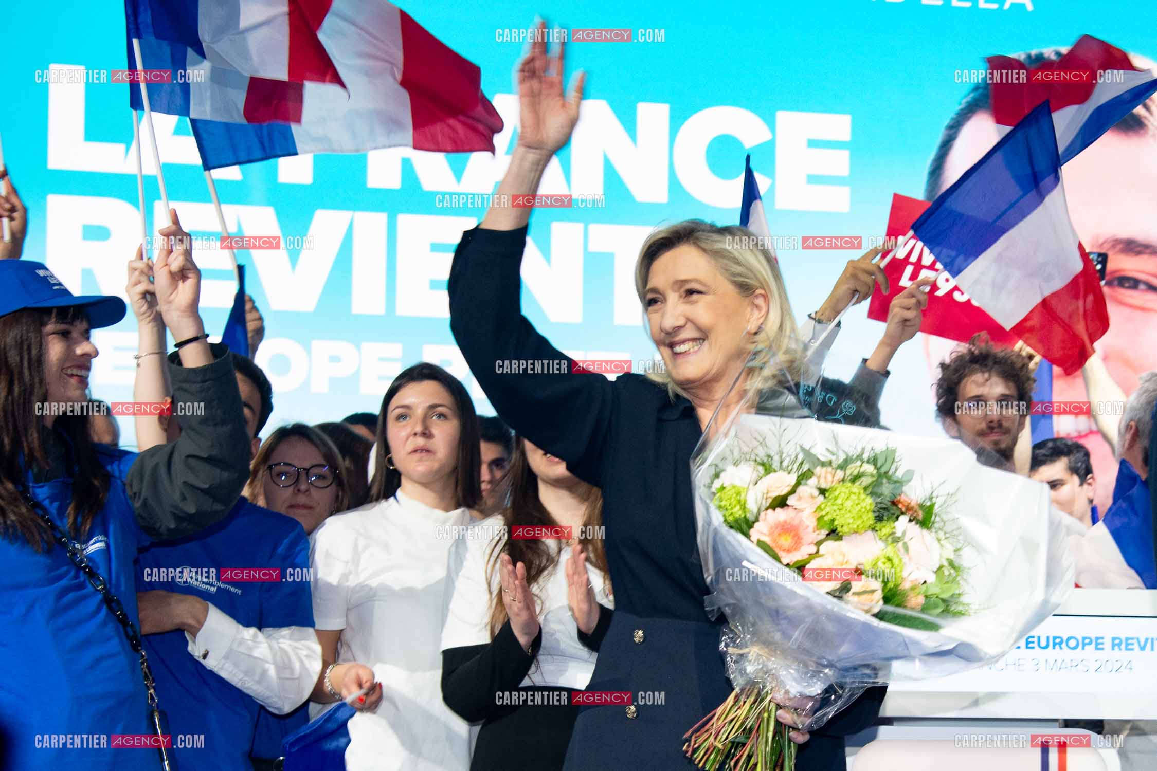 Le président du Rassemblement National Jordan Bardella et Marine Le Pen devant plus de 6000 personnes au parc Chanot à Marseille pour le début de la campagne des élections européennes 2024.