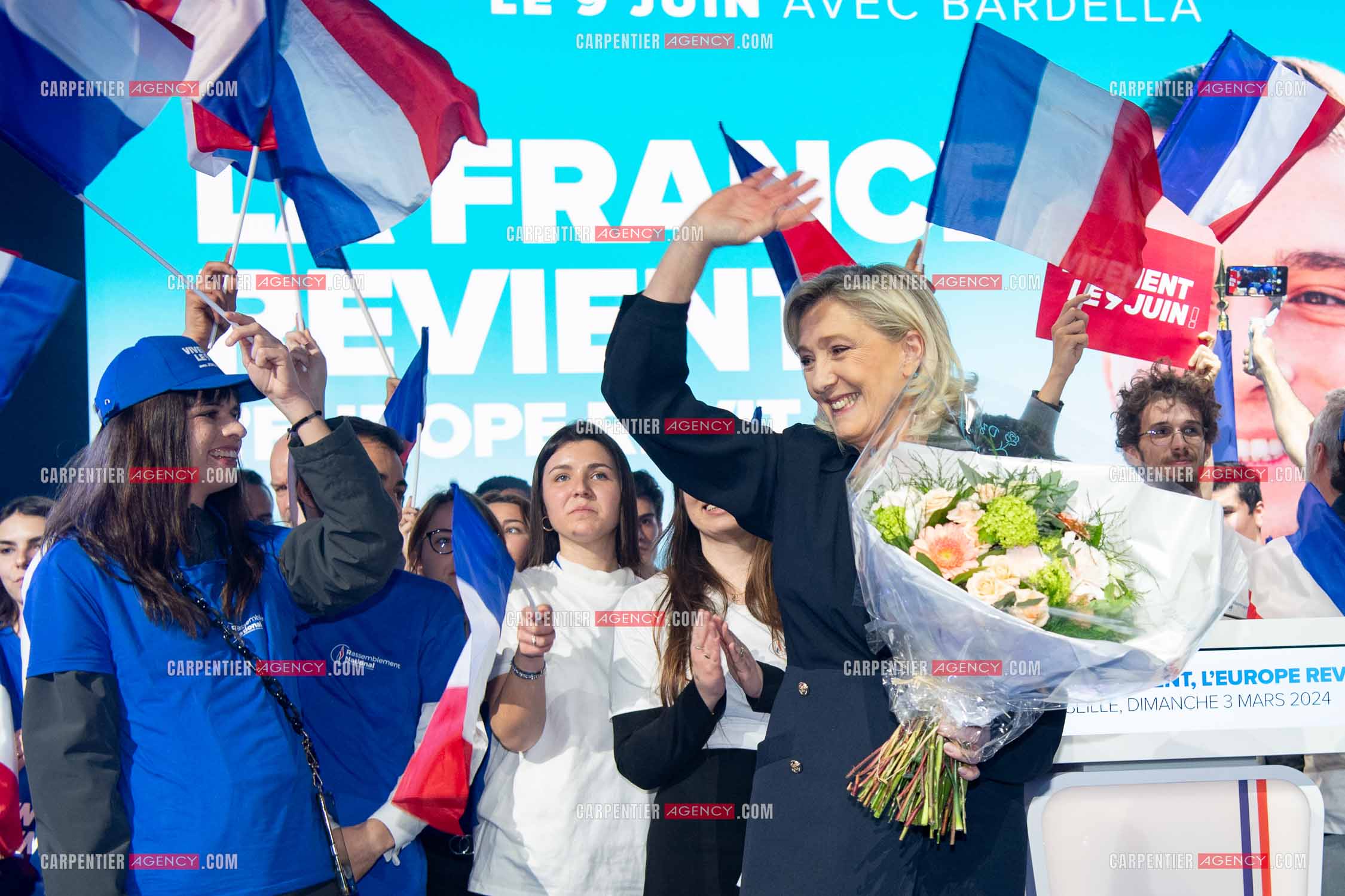 Le président du Rassemblement National Jordan Bardella et Marine Le Pen devant plus de 6000 personnes au parc Chanot à Marseille pour le début de la campagne des élections européennes 2024.
