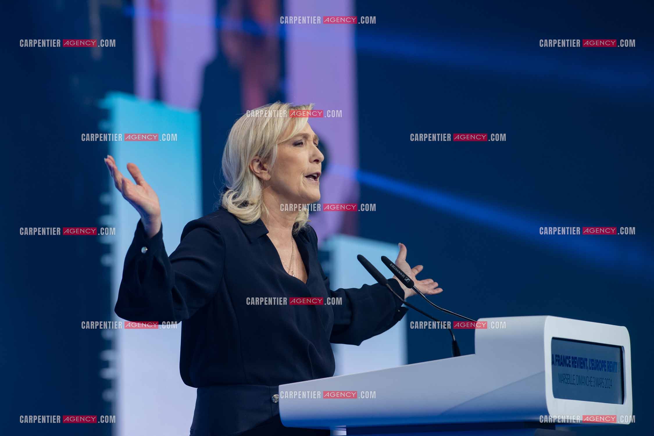 Le président du Rassemblement National Jordan Bardella et Marine Le Pen devant plus de 6000 personnes au parc Chanot à Marseille pour le début de la campagne des élections européennes 2024.
