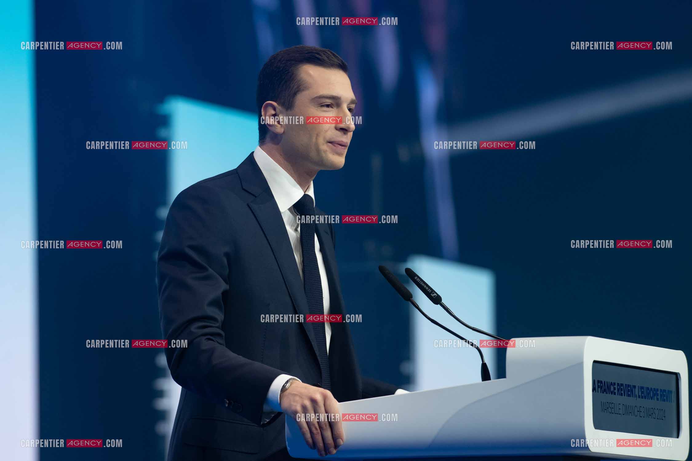Le président du Rassemblement National Jordan Bardella et Marine Le Pen devant plus de 6000 personnes au parc Chanot à Marseille pour le début de la campagne des élections européennes 2024.