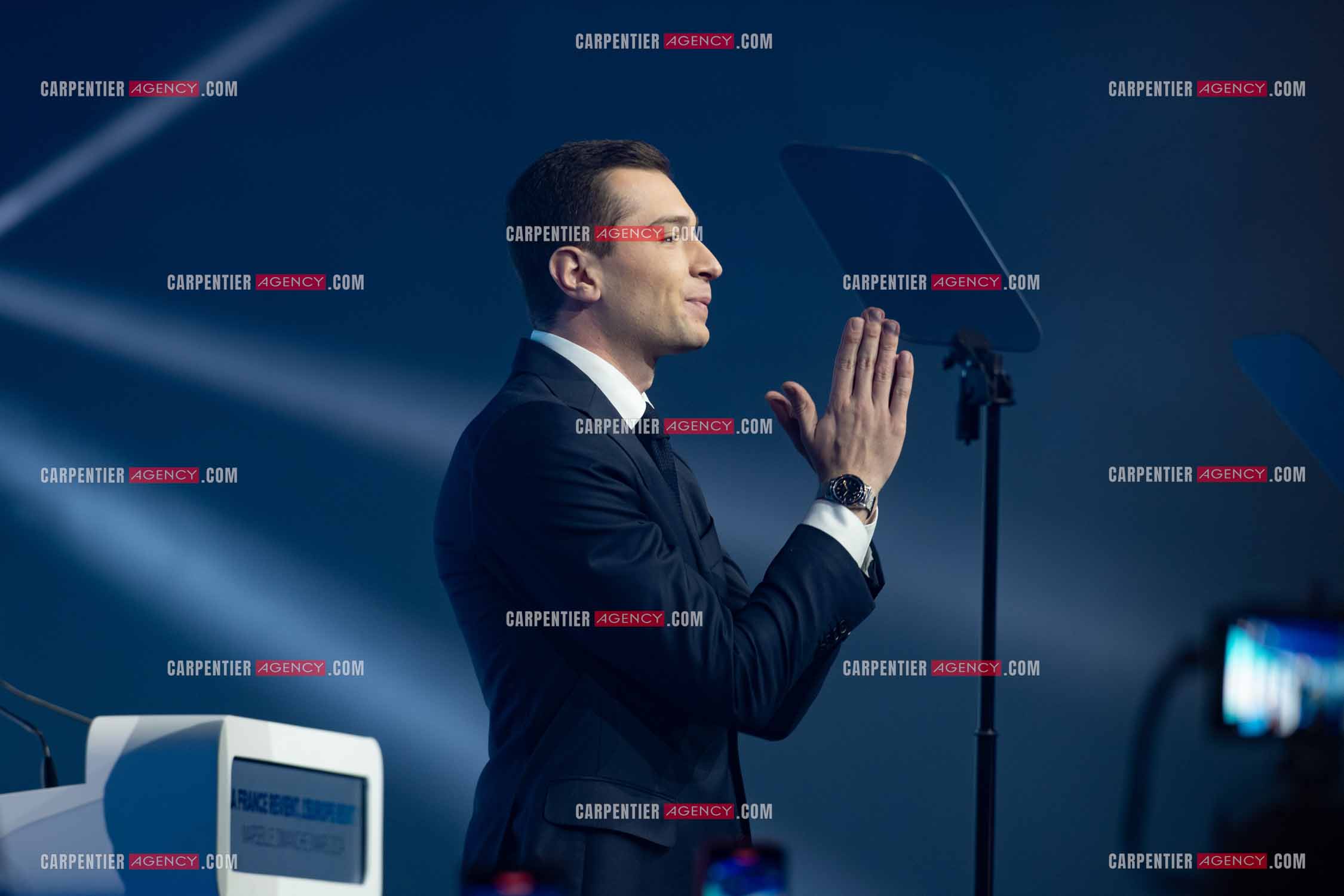 Le président du Rassemblement National Jordan Bardella et Marine Le Pen devant plus de 6000 personnes au parc Chanot à Marseille pour le début de la campagne des élections européennes 2024.