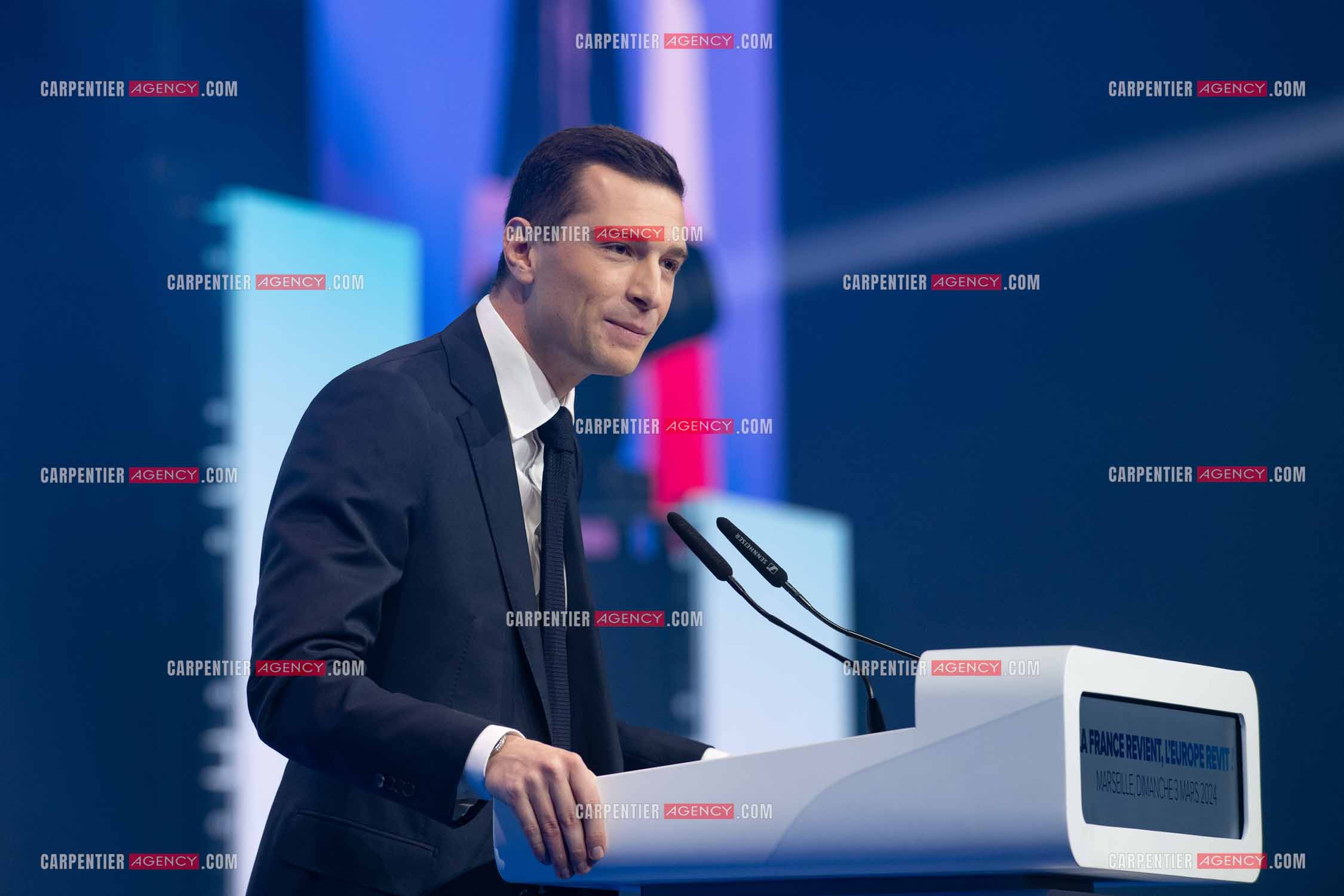 Le président du Rassemblement National Jordan Bardella et Marine Le Pen devant plus de 6000 personnes au parc Chanot à Marseille pour le début de la campagne des élections européennes 2024.