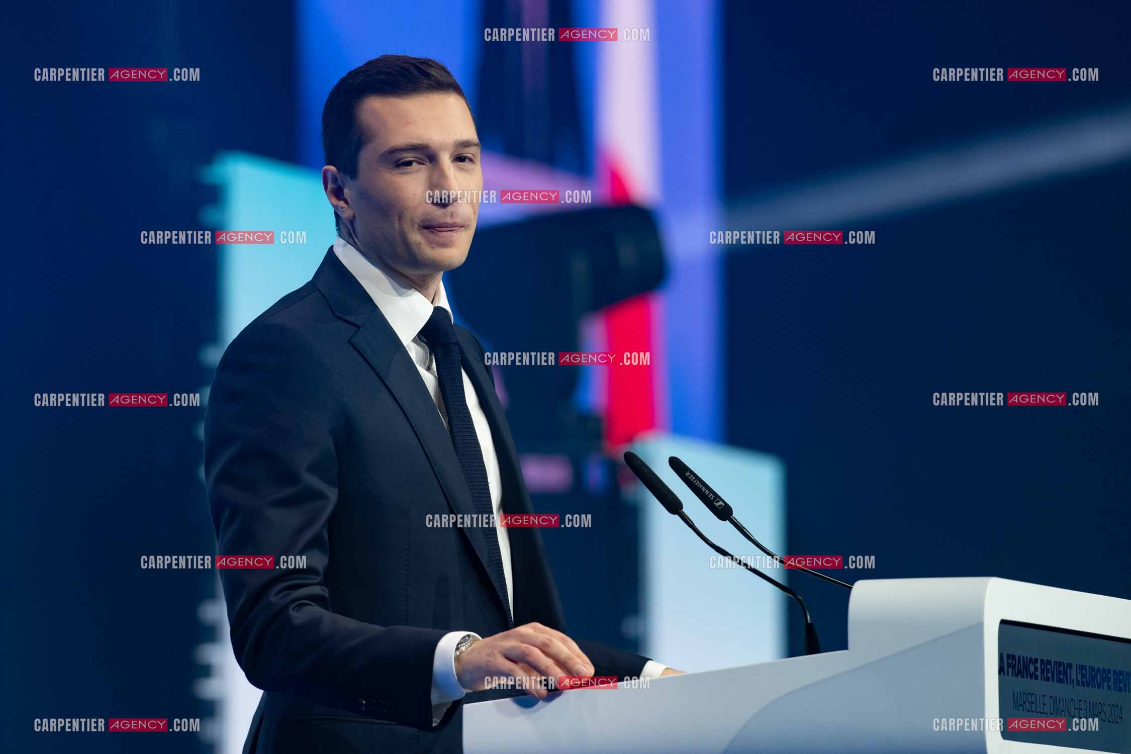 Le président du Rassemblement National Jordan Bardella et Marine Le Pen devant plus de 6000 personnes au parc Chanot à Marseille pour le début de la campagne des élections européennes 2024.