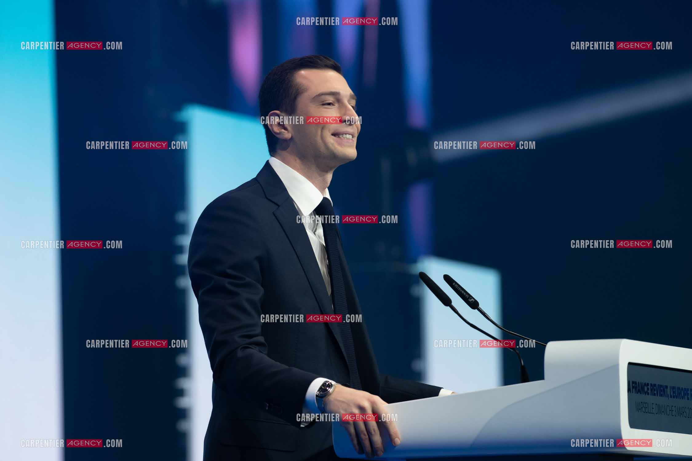 Le président du Rassemblement National Jordan Bardella et Marine Le Pen devant plus de 6000 personnes au parc Chanot à Marseille pour le début de la campagne des élections européennes 2024.