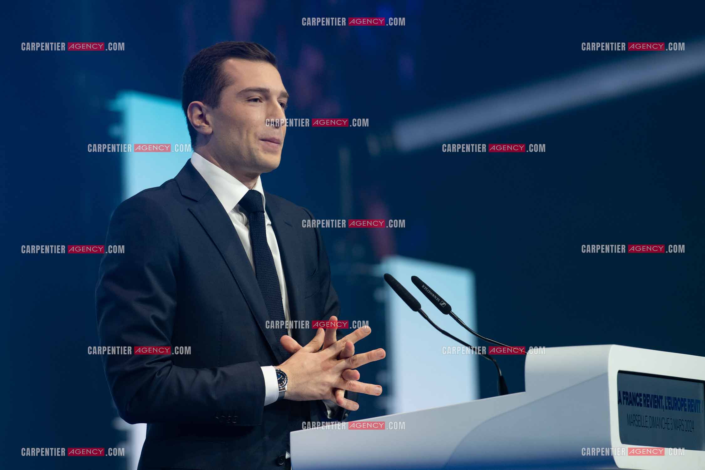 Le président du Rassemblement National Jordan Bardella et Marine Le Pen devant plus de 6000 personnes au parc Chanot à Marseille pour le début de la campagne des élections européennes 2024.