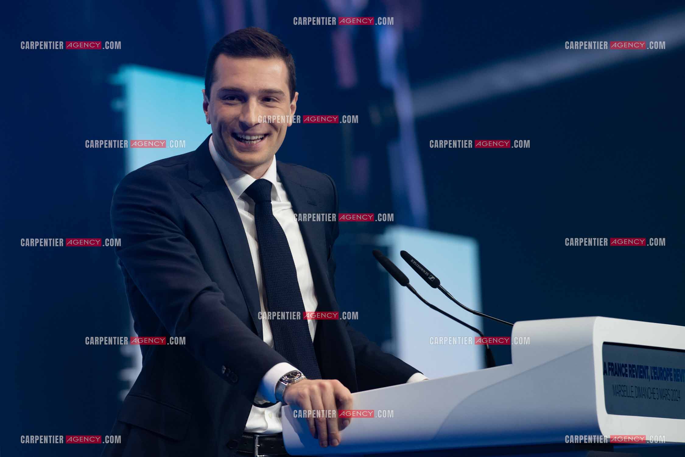 Le président du Rassemblement National Jordan Bardella et Marine Le Pen devant plus de 6000 personnes au parc Chanot à Marseille pour le début de la campagne des élections européennes 2024.