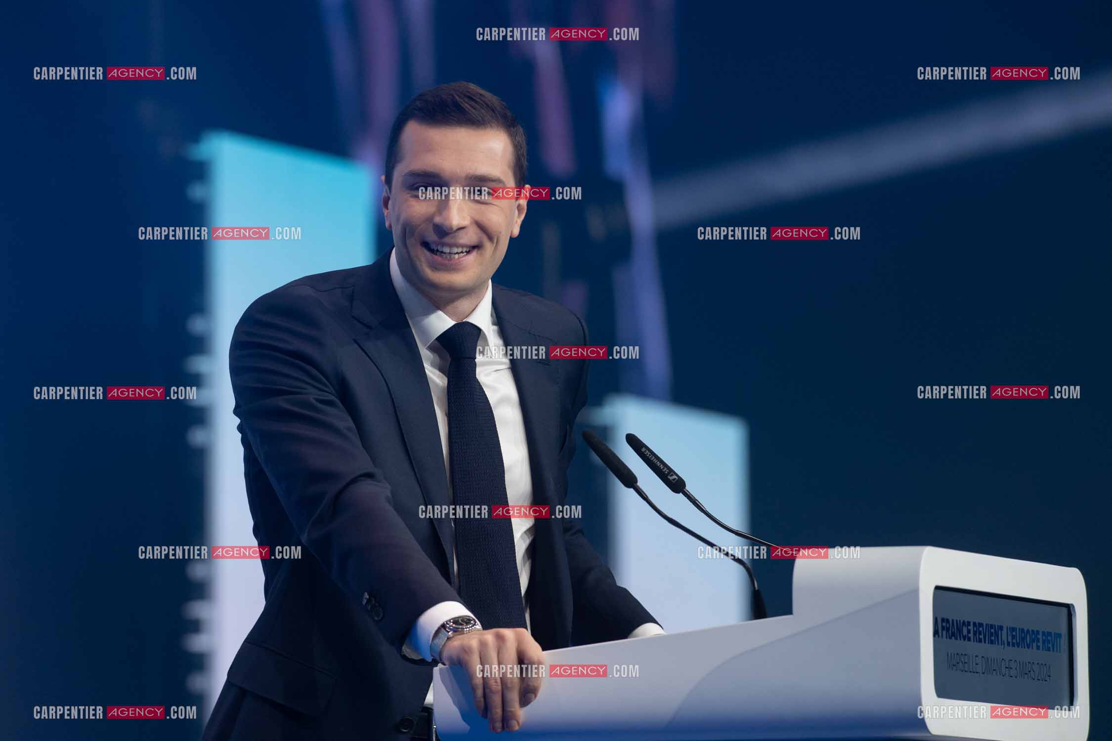 Le président du Rassemblement National Jordan Bardella et Marine Le Pen devant plus de 6000 personnes au parc Chanot à Marseille pour le début de la campagne des élections européennes 2024.