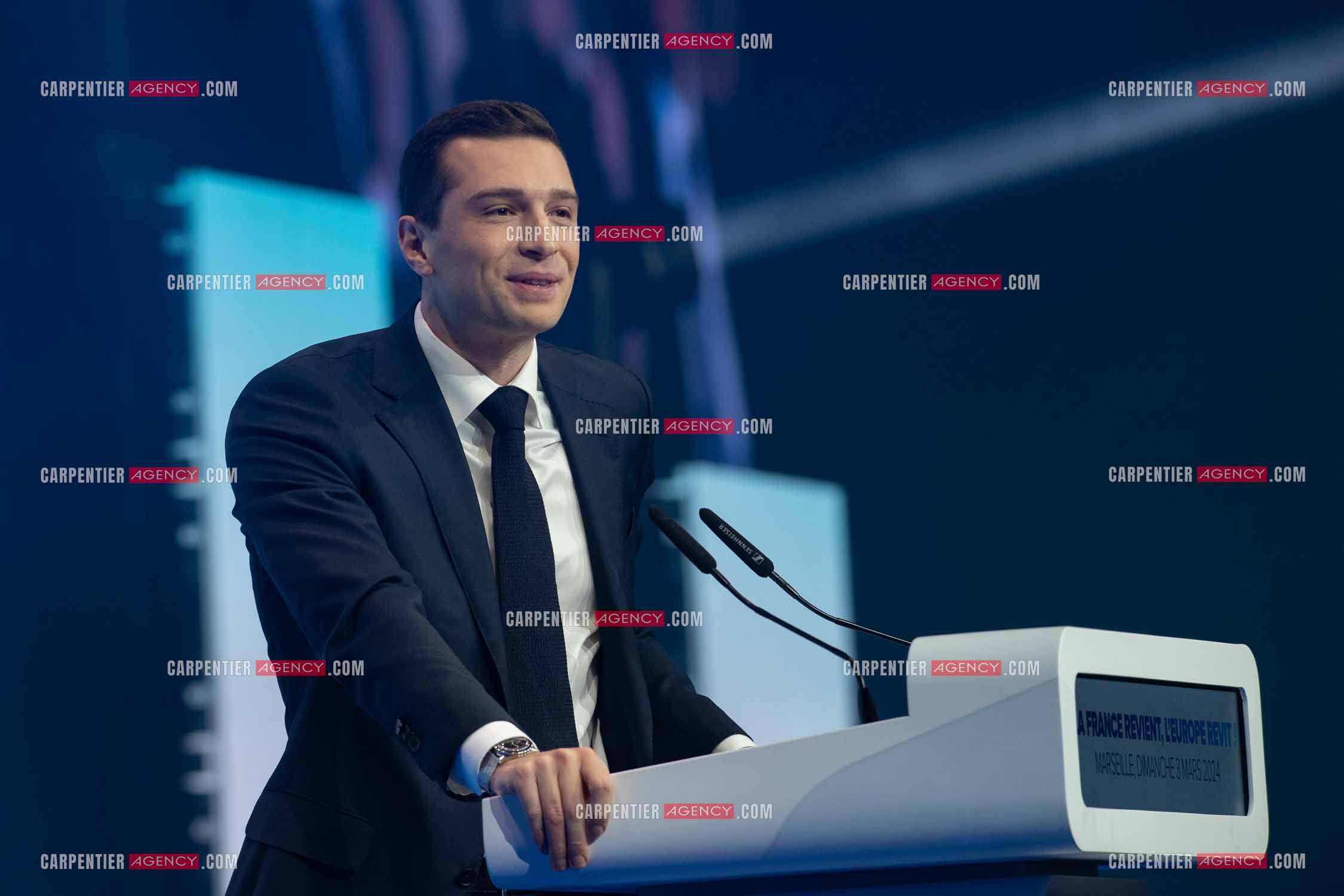 Le président du Rassemblement National Jordan Bardella et Marine Le Pen devant plus de 6000 personnes au parc Chanot à Marseille pour le début de la campagne des élections européennes 2024.