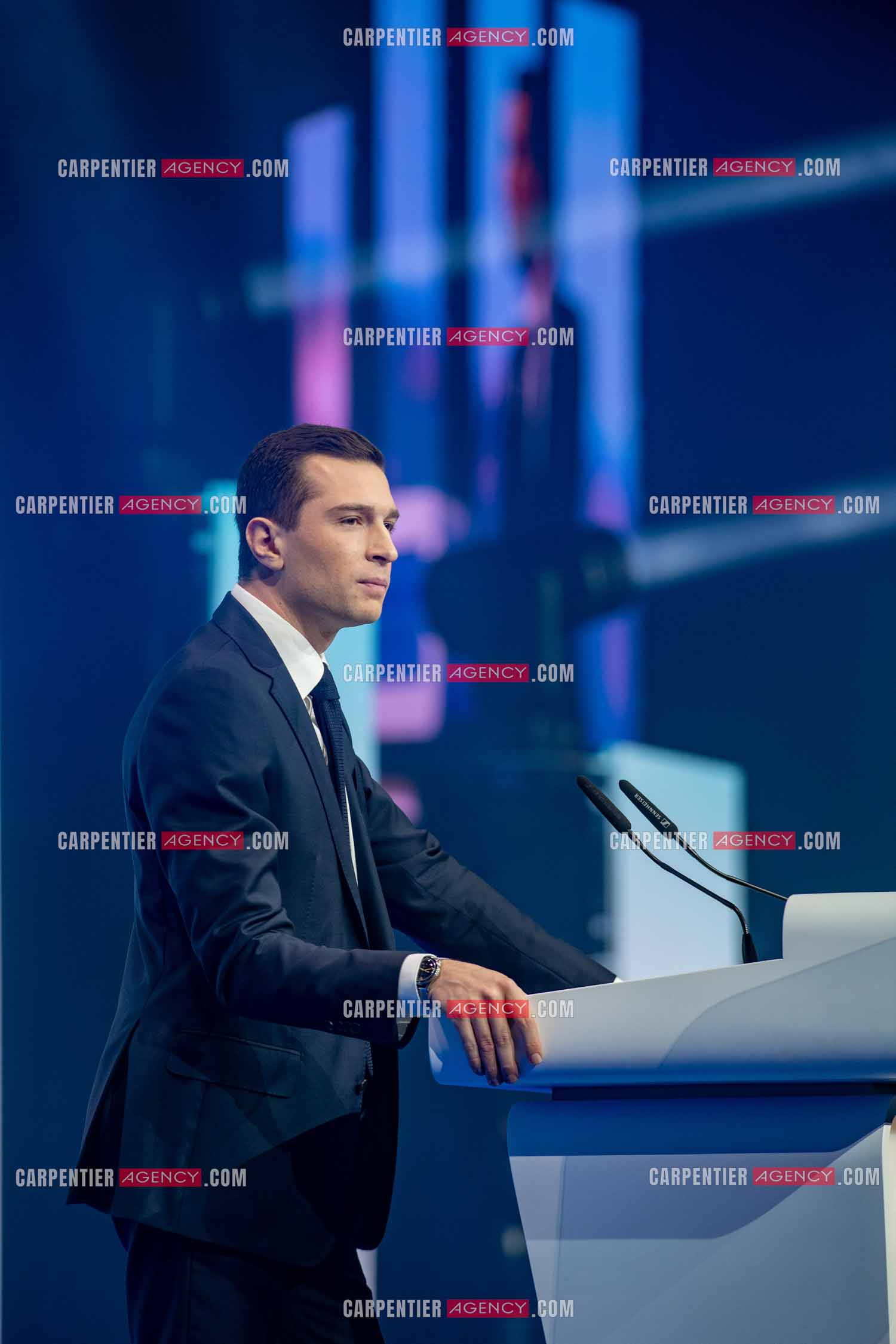 Le président du Rassemblement National Jordan Bardella et Marine Le Pen devant plus de 6000 personnes au parc Chanot à Marseille pour le début de la campagne des élections européennes 2024.