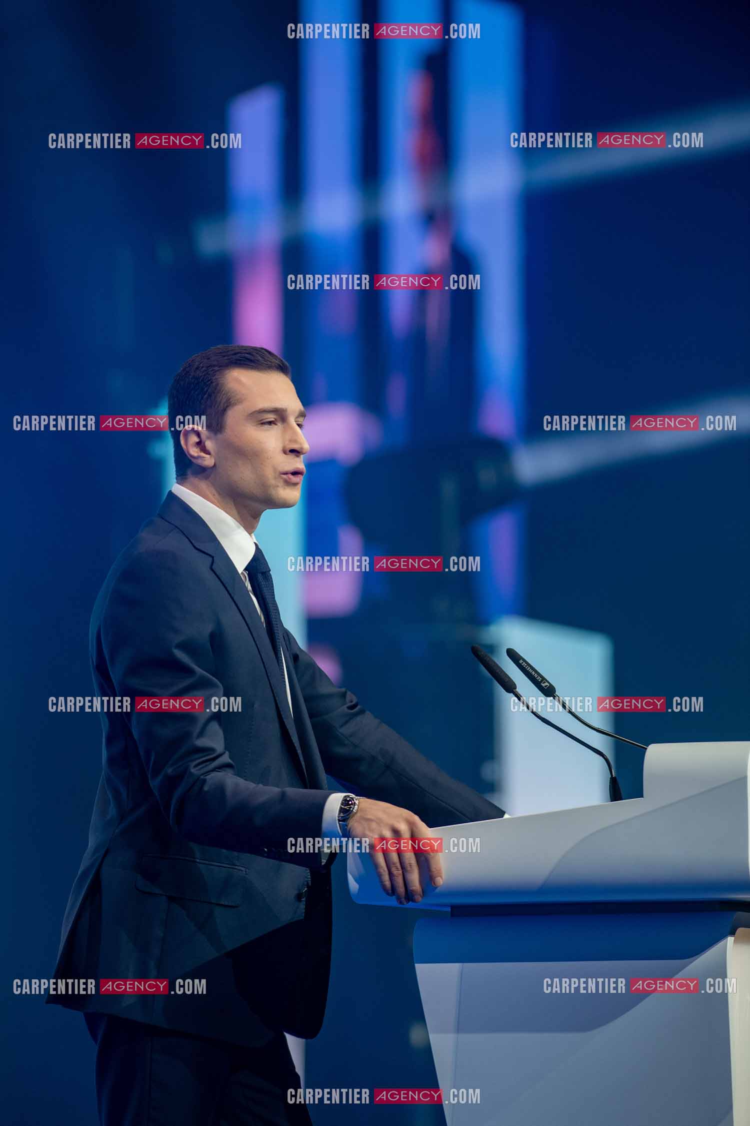 Le président du Rassemblement National Jordan Bardella et Marine Le Pen devant plus de 6000 personnes au parc Chanot à Marseille pour le début de la campagne des élections européennes 2024.
