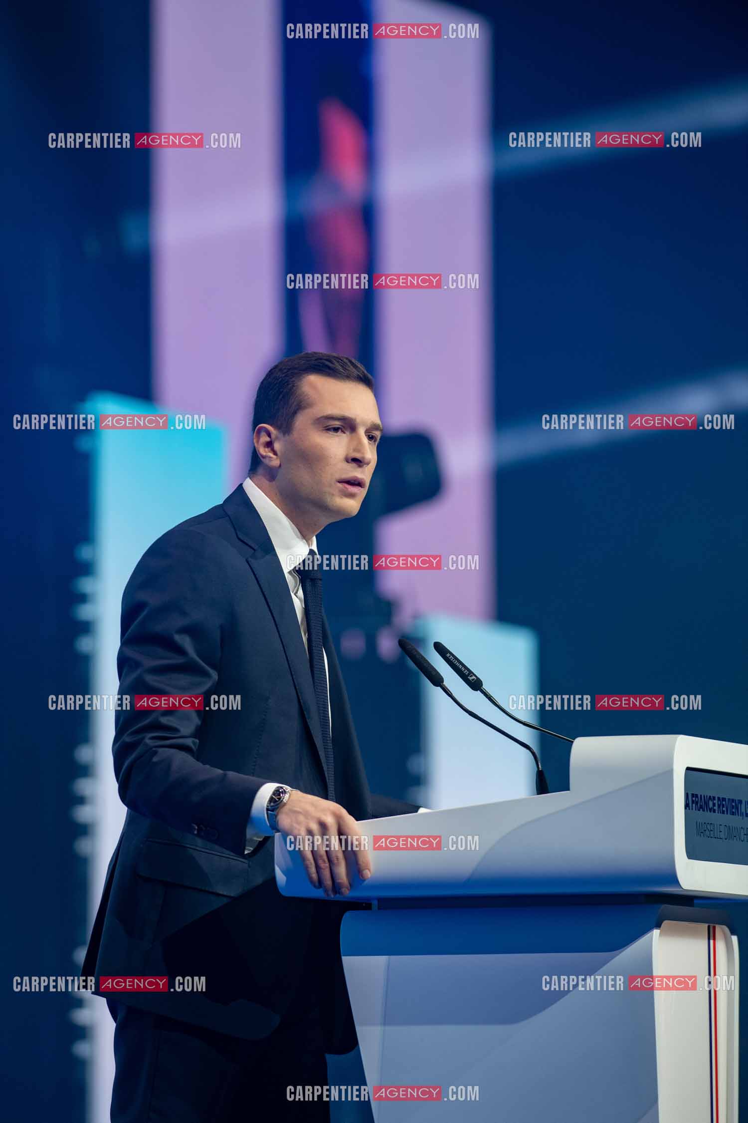 Le président du Rassemblement National Jordan Bardella et Marine Le Pen devant plus de 6000 personnes au parc Chanot à Marseille pour le début de la campagne des élections européennes 2024.