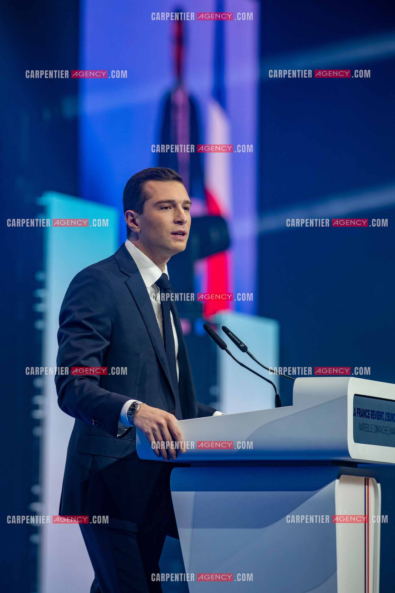 Le président du Rassemblement National Jordan Bardella et Marine Le Pen devant plus de 6000 personnes au parc Chanot à Marseille pour le début de la campagne des élections européennes 2024.