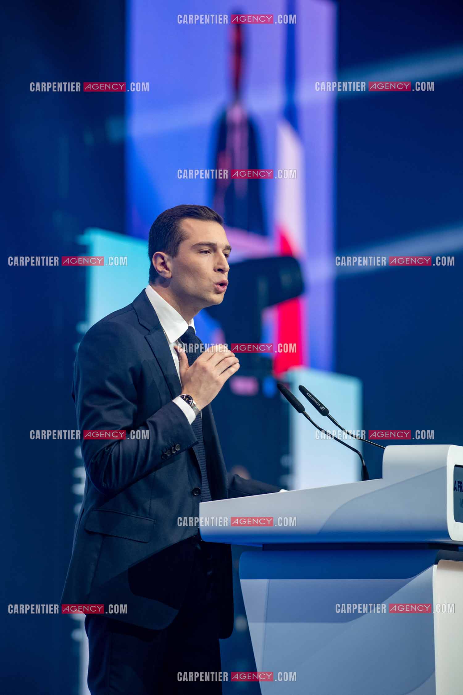 Le président du Rassemblement National Jordan Bardella et Marine Le Pen devant plus de 6000 personnes au parc Chanot à Marseille pour le début de la campagne des élections européennes 2024.