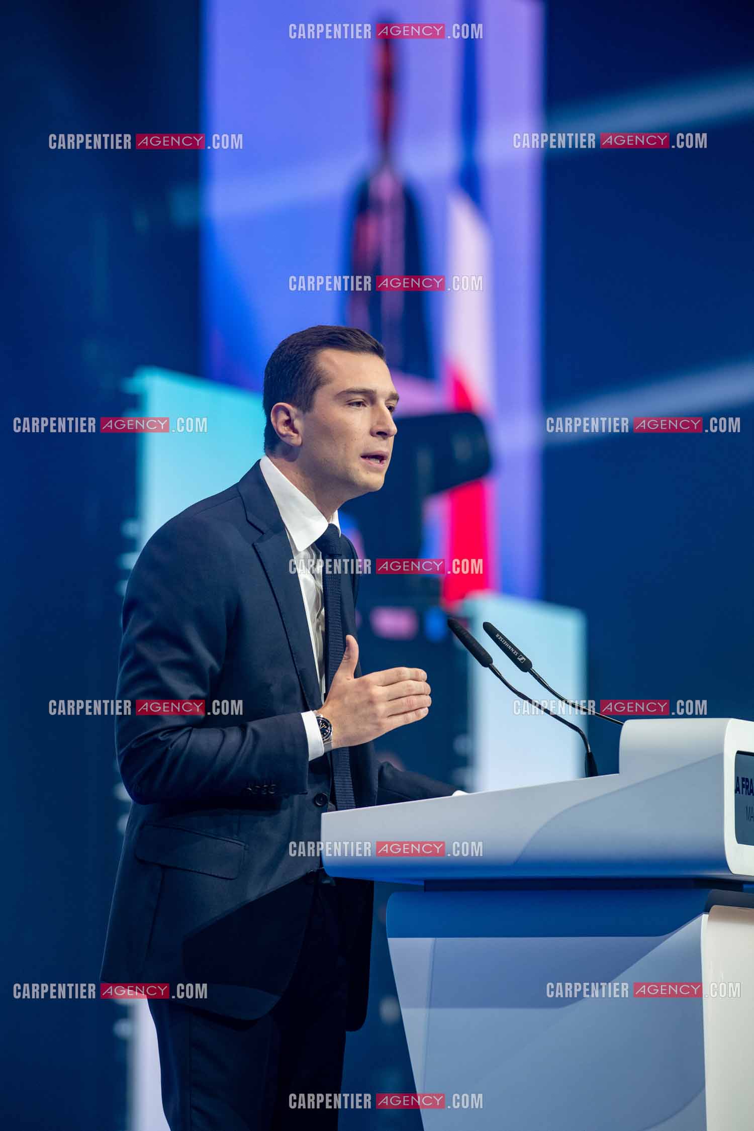 Le président du Rassemblement National Jordan Bardella et Marine Le Pen devant plus de 6000 personnes au parc Chanot à Marseille pour le début de la campagne des élections européennes 2024.