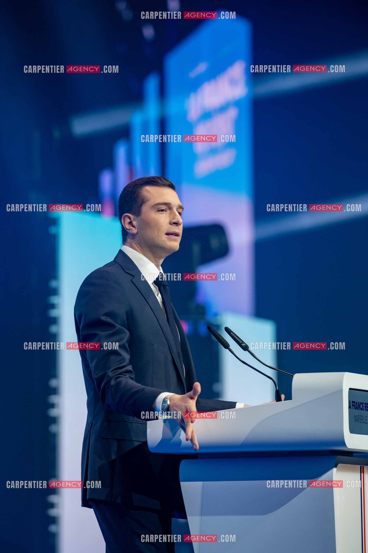 Le président du Rassemblement National Jordan Bardella et Marine Le Pen devant plus de 6000 personnes au parc Chanot à Marseille pour le début de la campagne des élections européennes 2024.