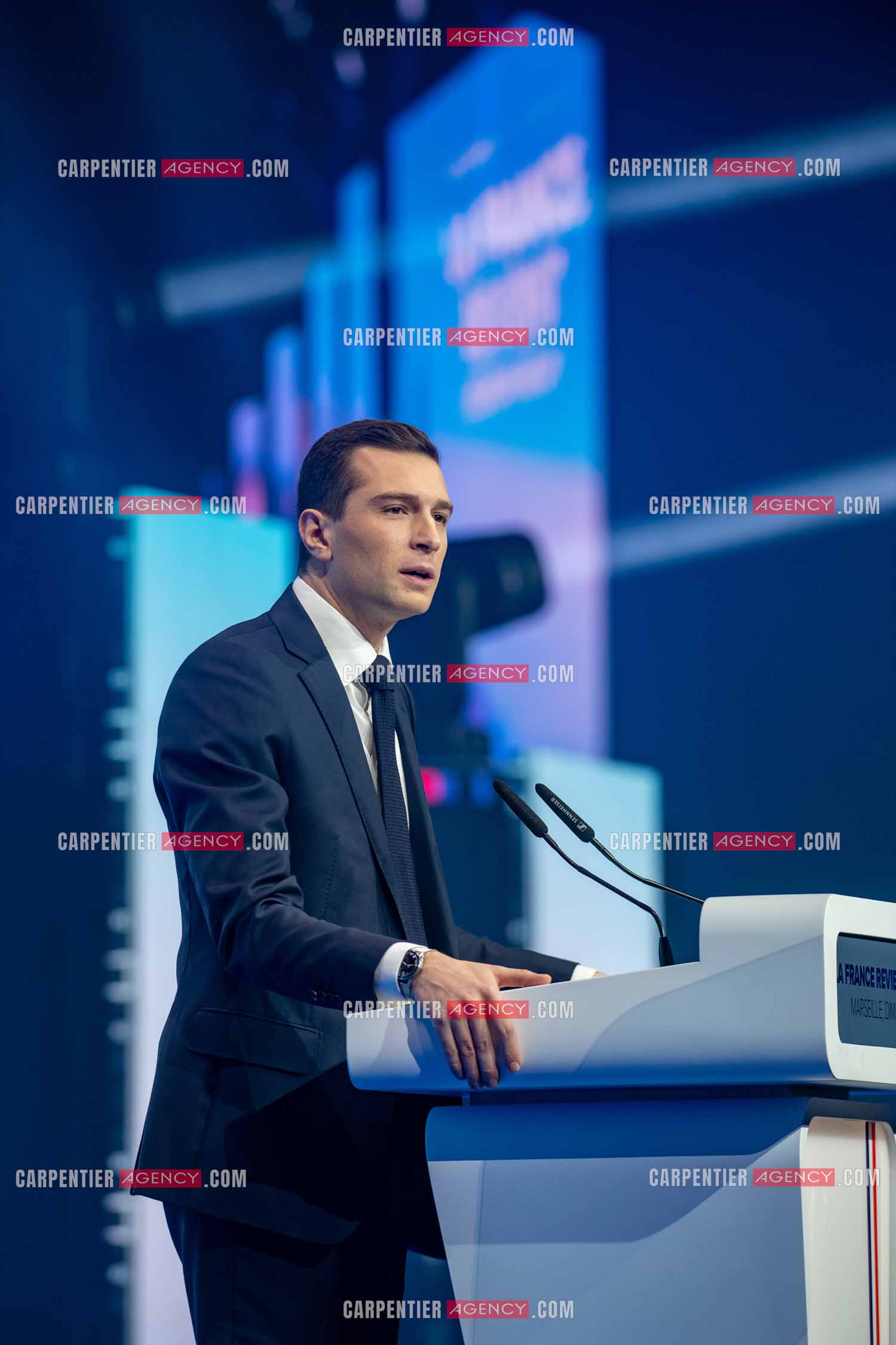 Le président du Rassemblement National Jordan Bardella et Marine Le Pen devant plus de 6000 personnes au parc Chanot à Marseille pour le début de la campagne des élections européennes 2024.