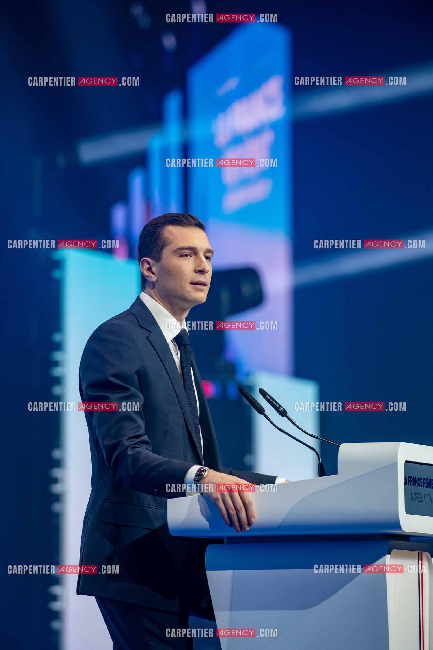 Le président du Rassemblement National Jordan Bardella et Marine Le Pen devant plus de 6000 personnes au parc Chanot à Marseille pour le début de la campagne des élections européennes 2024.