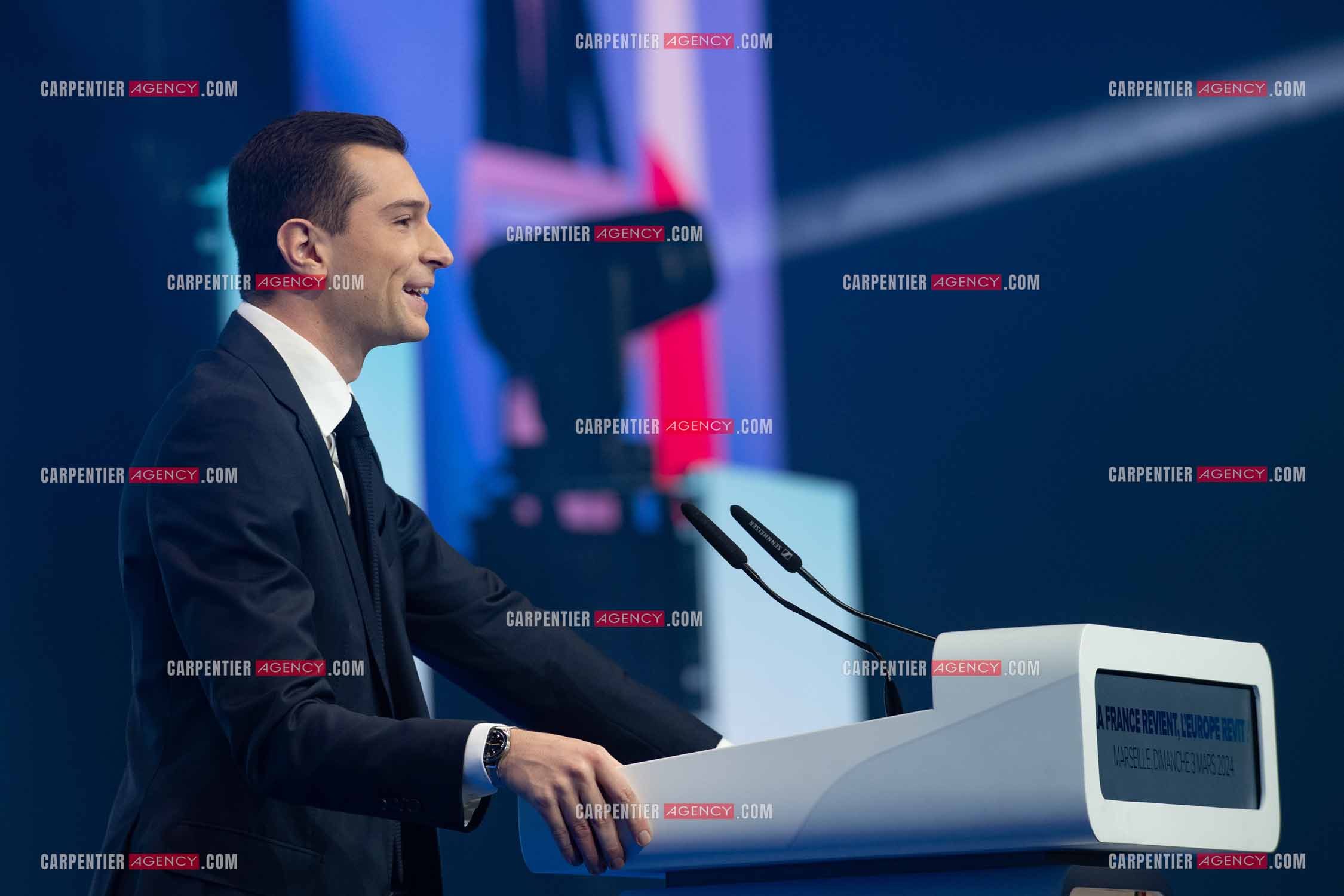 Le président du Rassemblement National Jordan Bardella et Marine Le Pen devant plus de 6000 personnes au parc Chanot à Marseille pour le début de la campagne des élections européennes 2024.