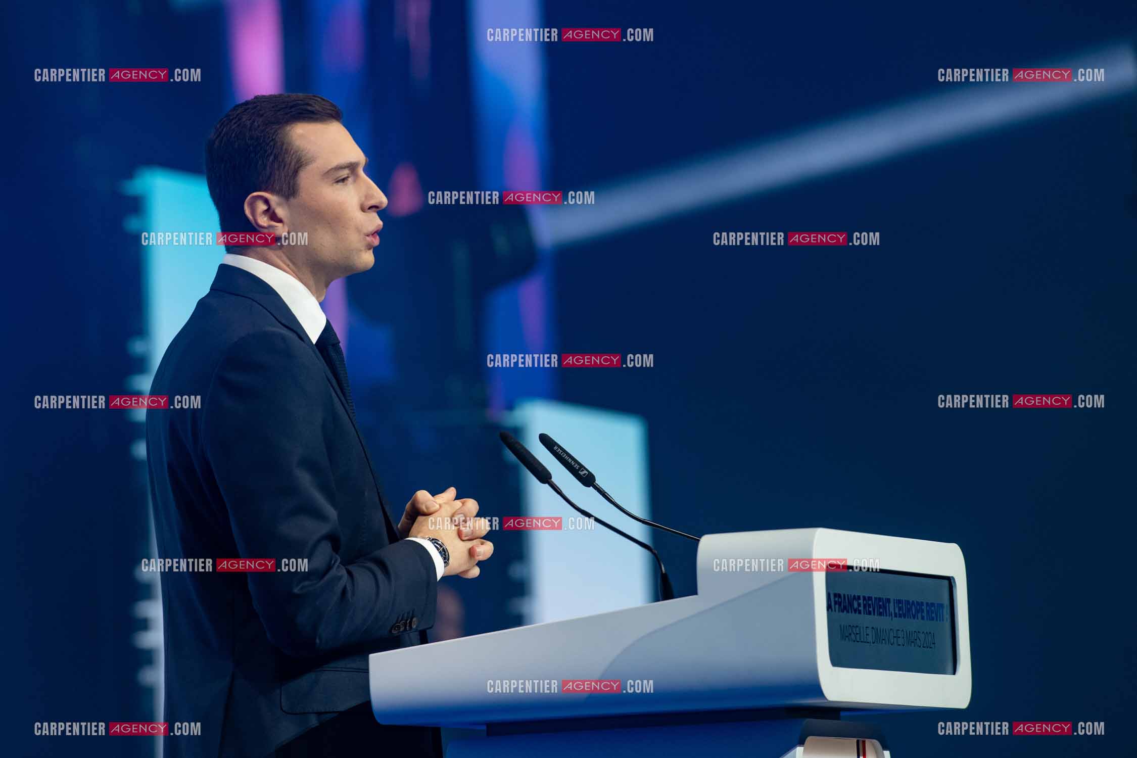 Le président du Rassemblement National Jordan Bardella et Marine Le Pen devant plus de 6000 personnes au parc Chanot à Marseille pour le début de la campagne des élections européennes 2024.