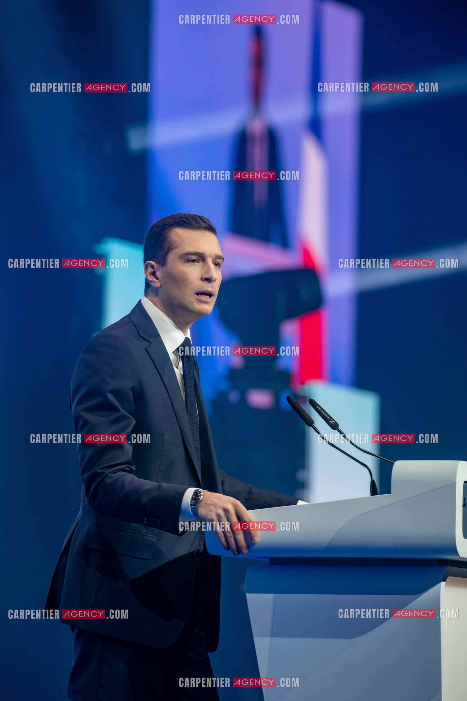 Le président du Rassemblement National Jordan Bardella et Marine Le Pen devant plus de 6000 personnes au parc Chanot à Marseille pour le début de la campagne des élections européennes 2024.